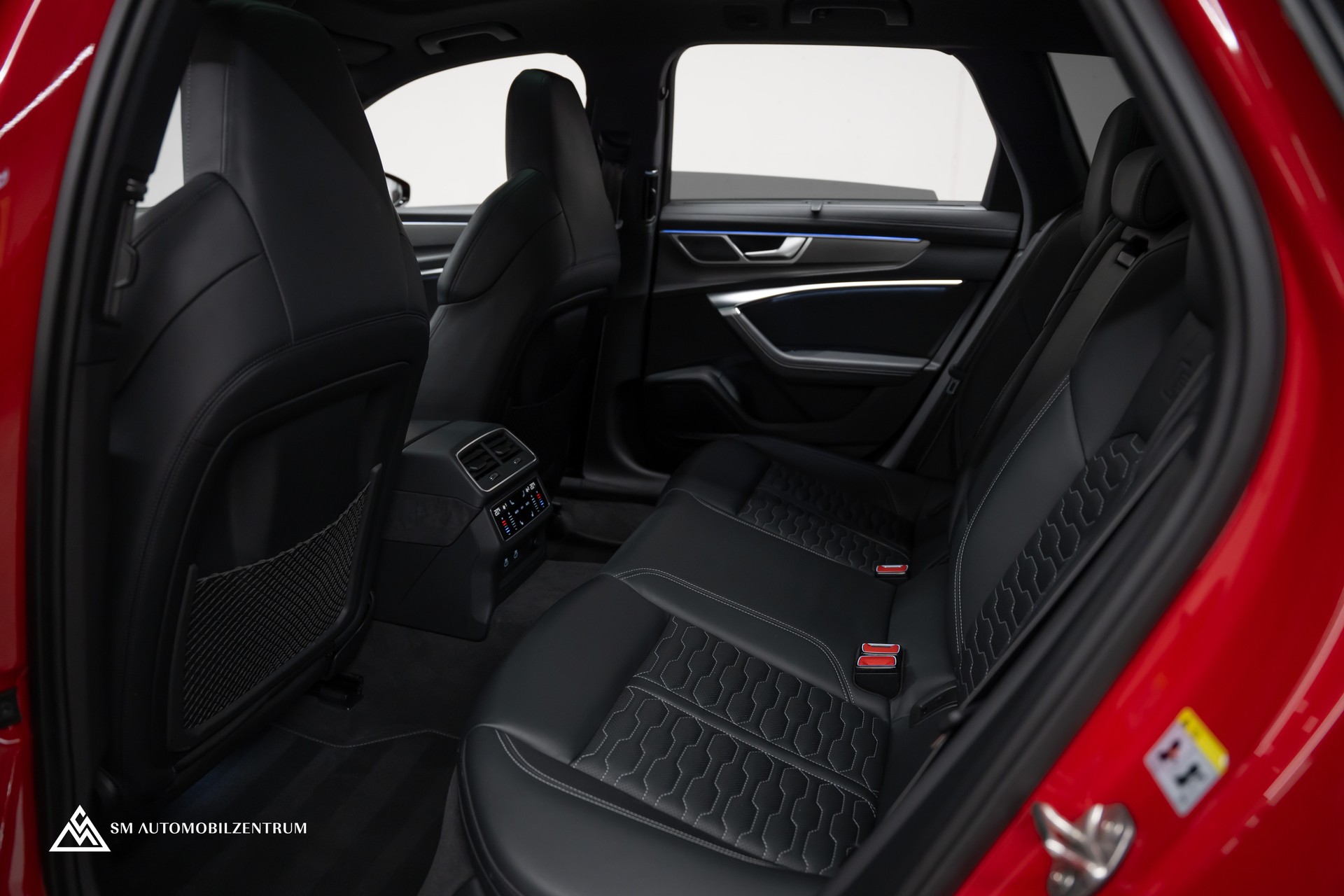 AUDI RS6 Avant 4.0 V8 TFSI quattro T-Tronic / Keramik / Standheizung / Dynamik Paket / Panorama /360°-image-17