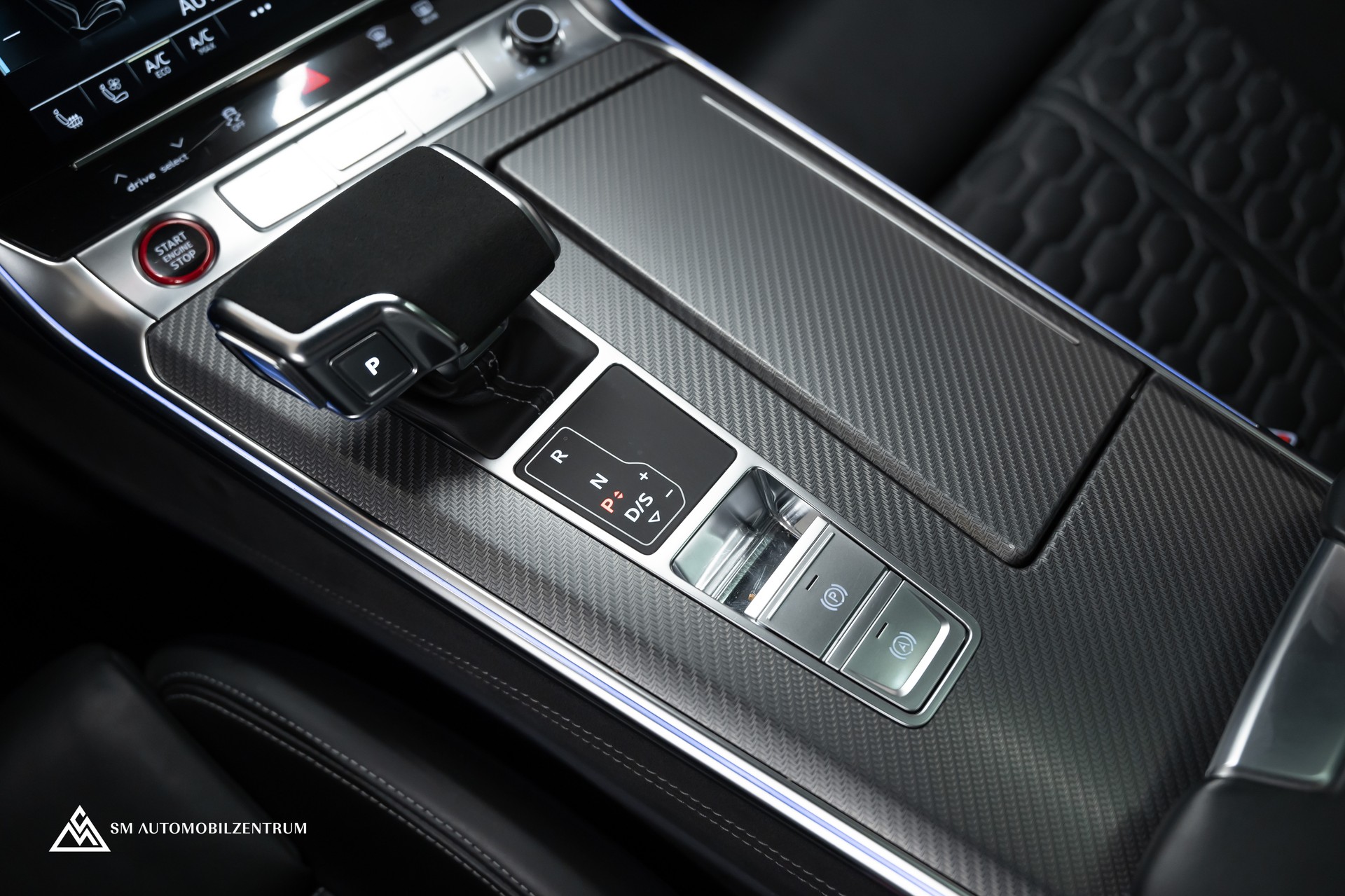 AUDI RS6 Avant 4.0 V8 TFSI quattro T-Tronic / Keramik / Standheizung / Dynamik Paket / Panorama /360°-image-35