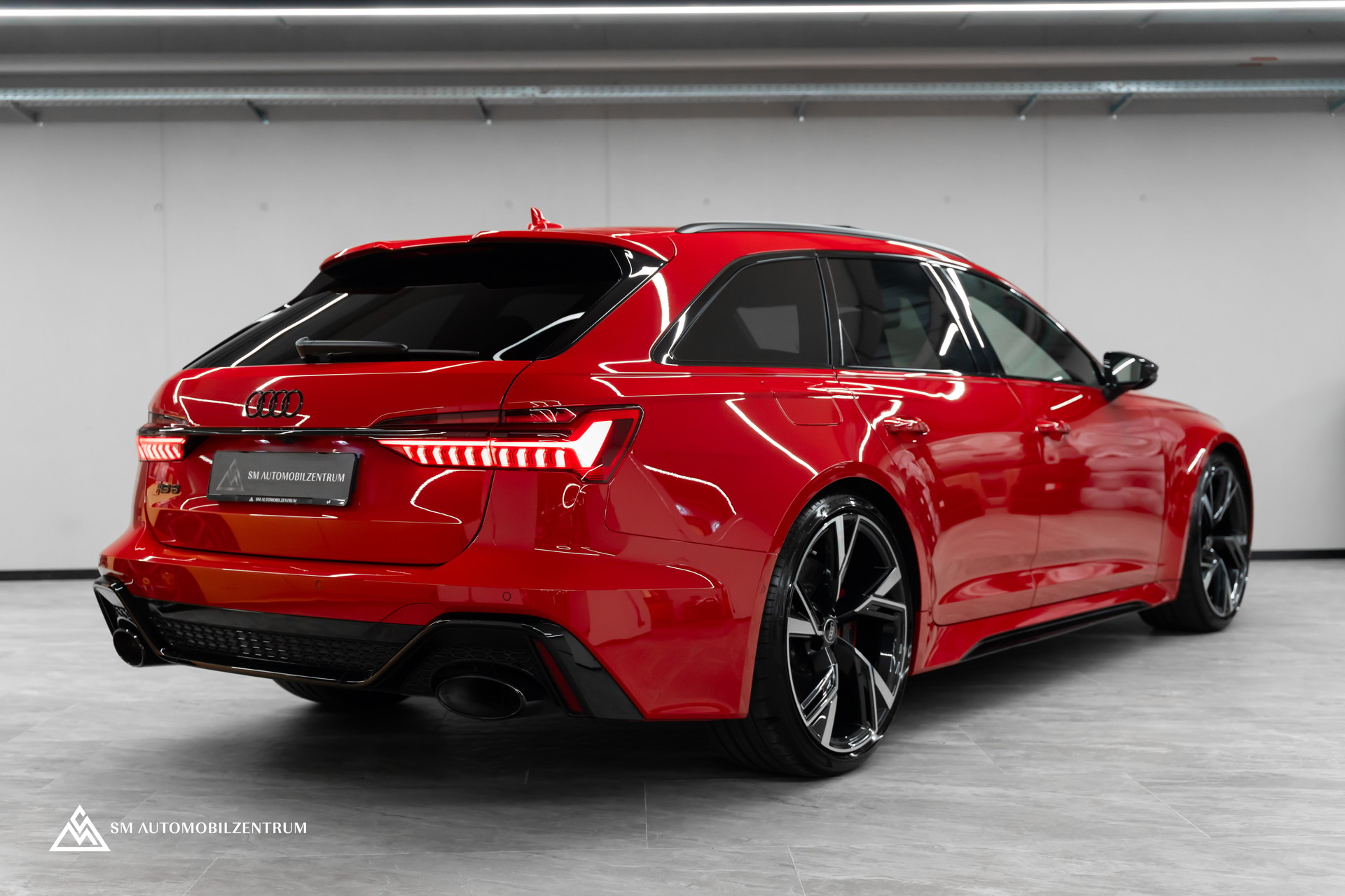 AUDI RS6 Avant 4.0 V8 TFSI quattro T-Tronic / Keramik / Standheizung / Dynamik Paket / Panorama /360°-showroom-element-2