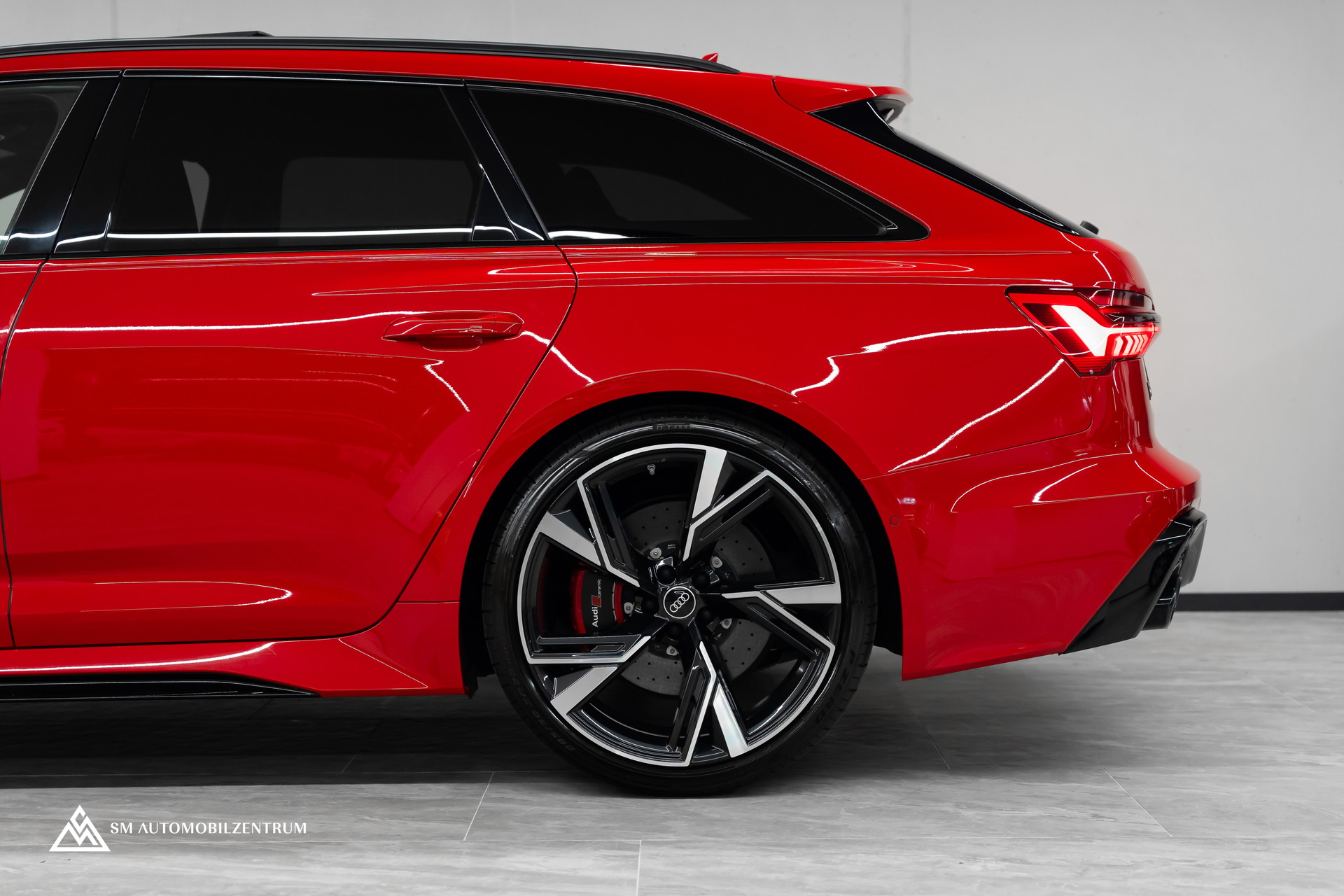 AUDI RS6 Avant 4.0 V8 TFSI quattro T-Tronic / Keramik / Standheizung / Dynamik Paket / Panorama /360°-image-6