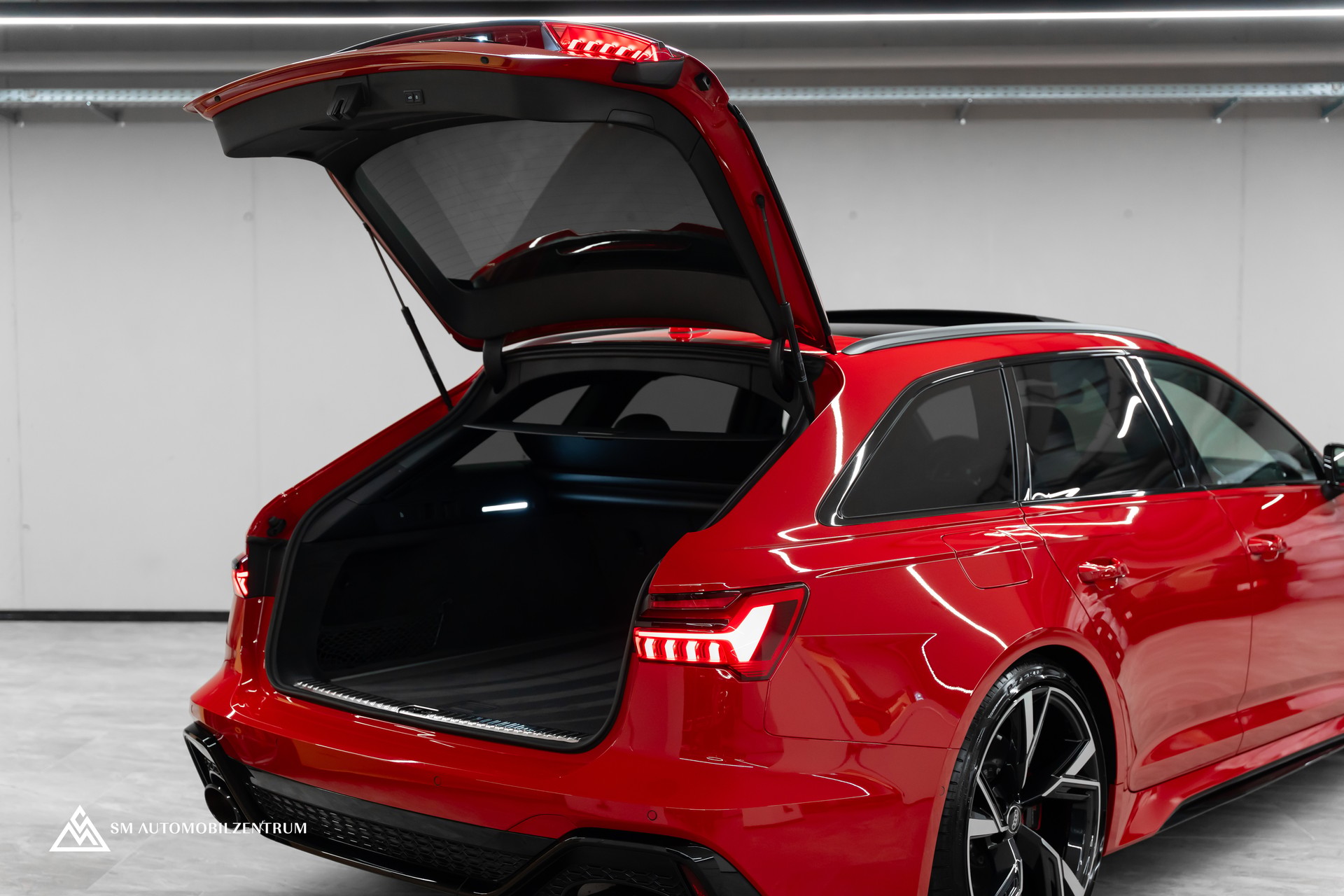 AUDI RS6 Avant 4.0 V8 TFSI quattro T-Tronic / Keramik / Standheizung / Dynamik Paket / Panorama /360°-image-8
