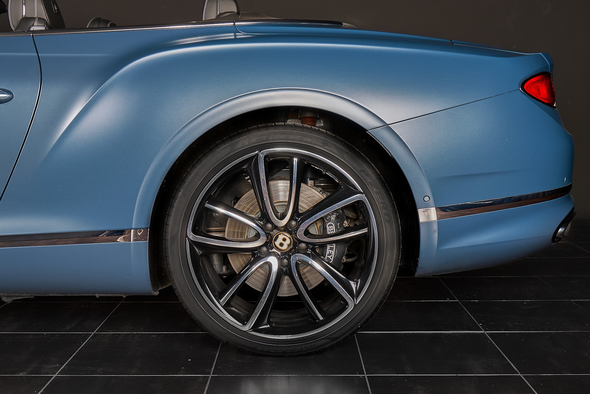 BENTLEY GTC W12 1st Edition-showroom-element-2