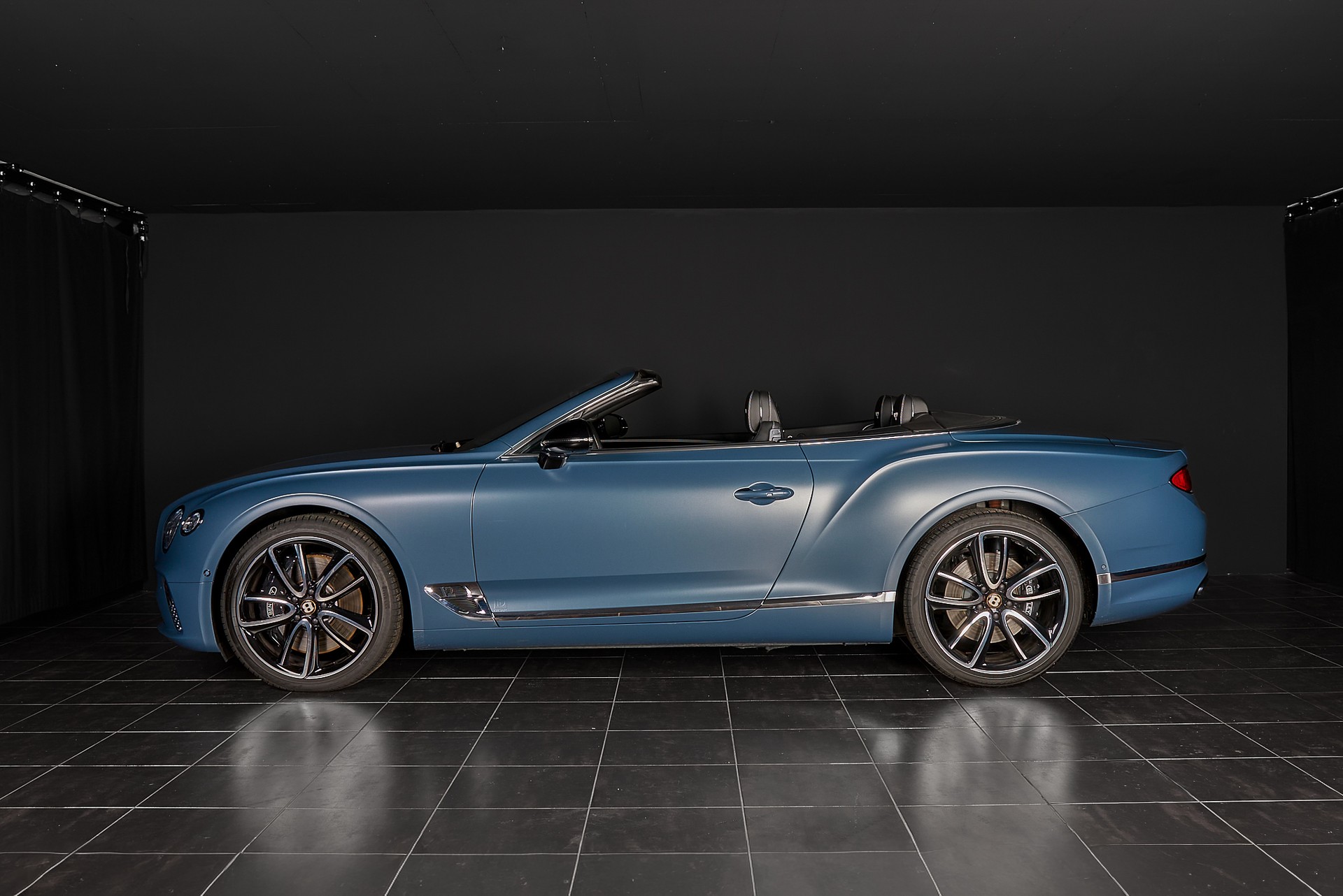 BENTLEY GTC W12 1st Edition-showroom-element-1