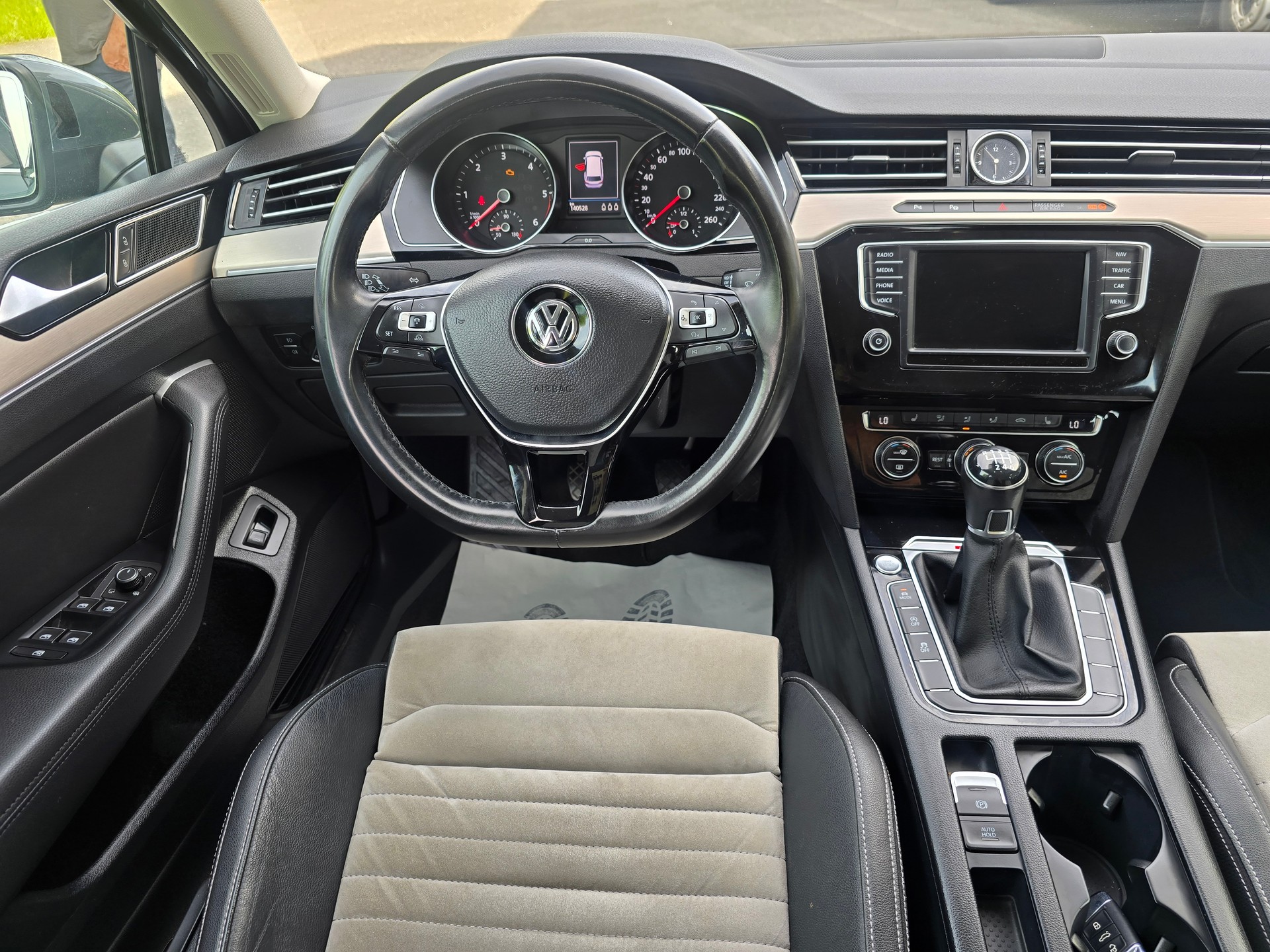 VW Passat Variant 2.0 TDI SCR BMT Highline 4Motion-image-18