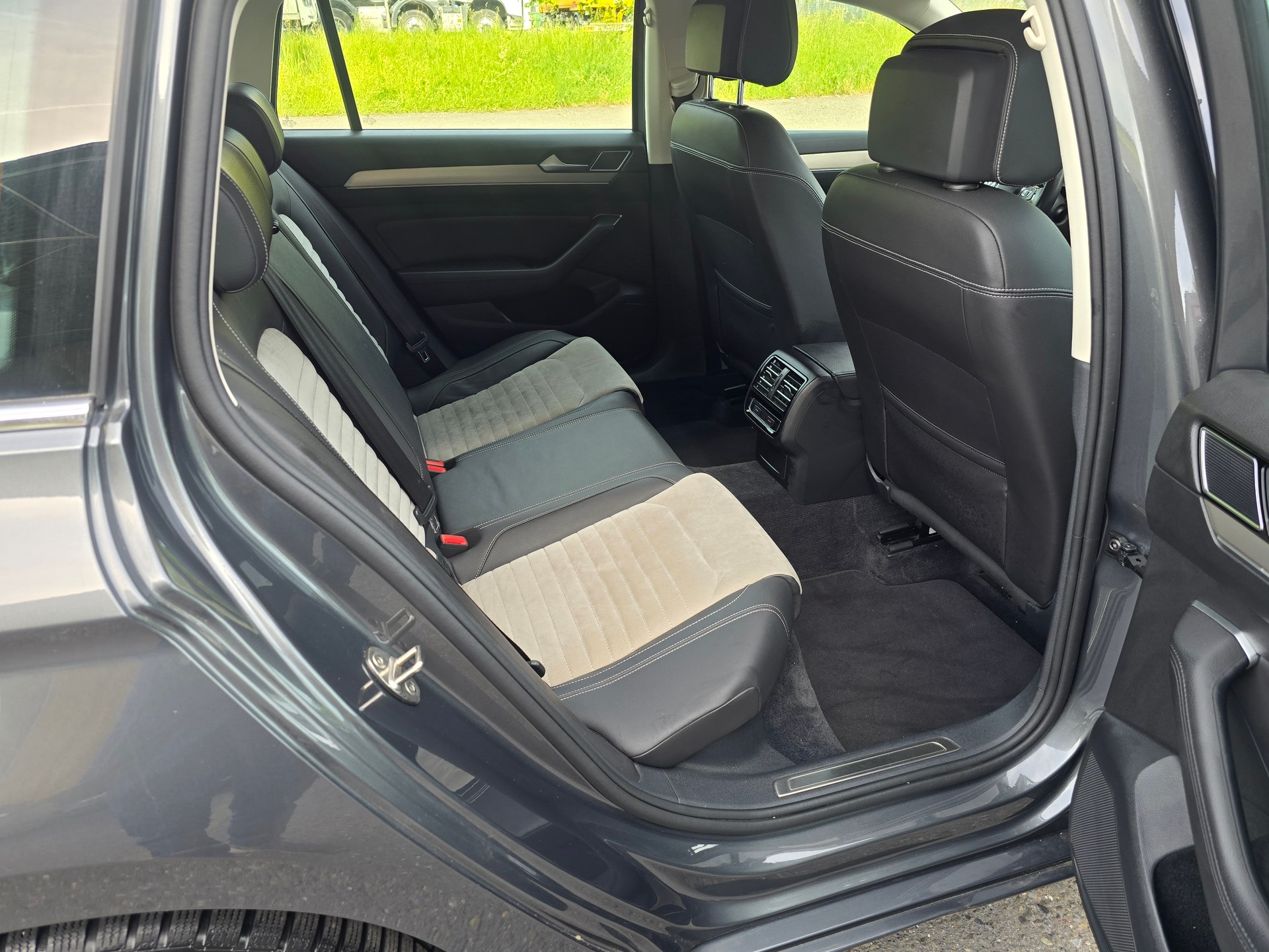 VW Passat Variant 2.0 TDI SCR BMT Highline 4Motion-image-11