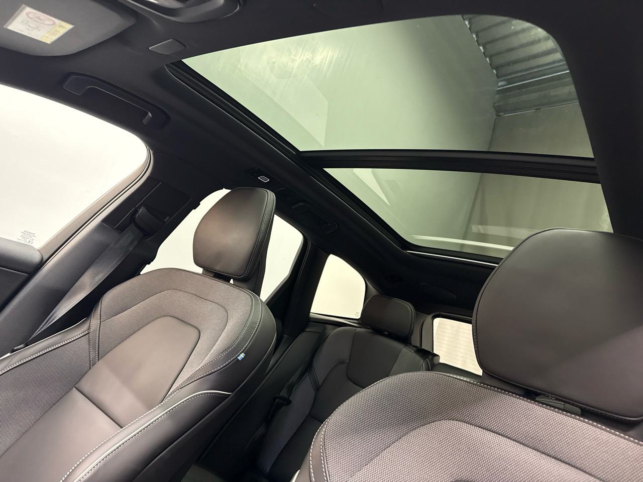 VOLVO XC60 B5 MHD AWD Black Edition Plus Geartronic-image-4