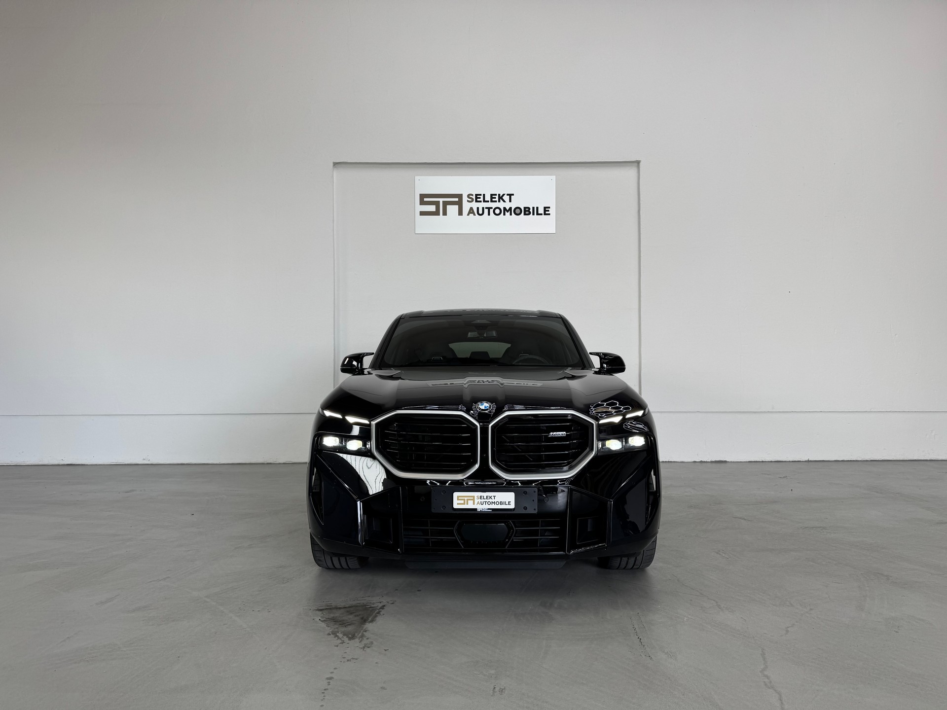 BMW XM xDrive 50e PHEV Steptronic-showroom-element-2