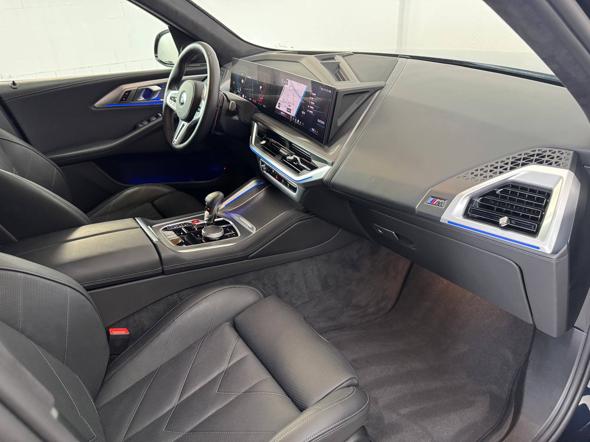 BMW XM xDrive 50e PHEV Steptronic-image-11
