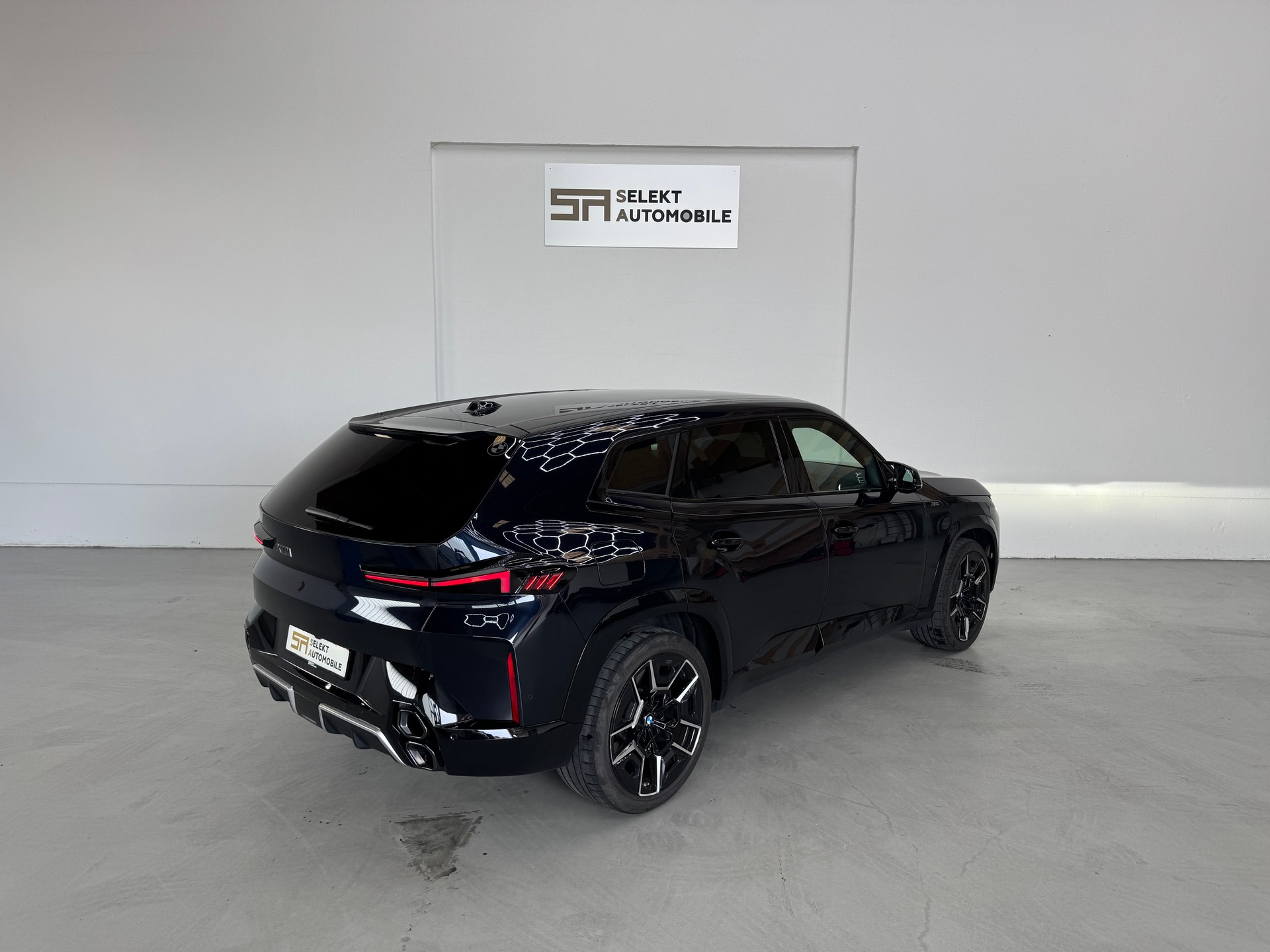 BMW XM xDrive 50e PHEV Steptronic-image-5