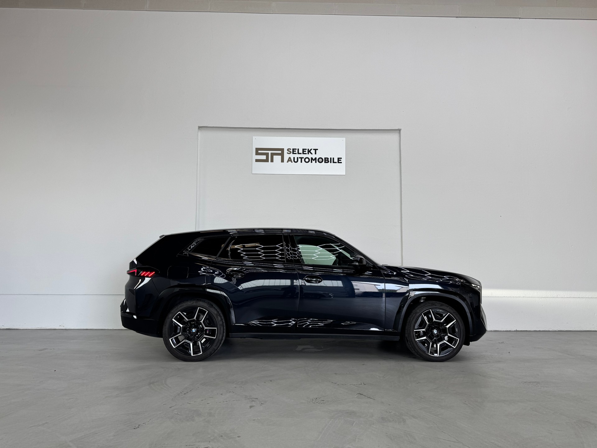 BMW XM xDrive 50e PHEV Steptronic-image-6