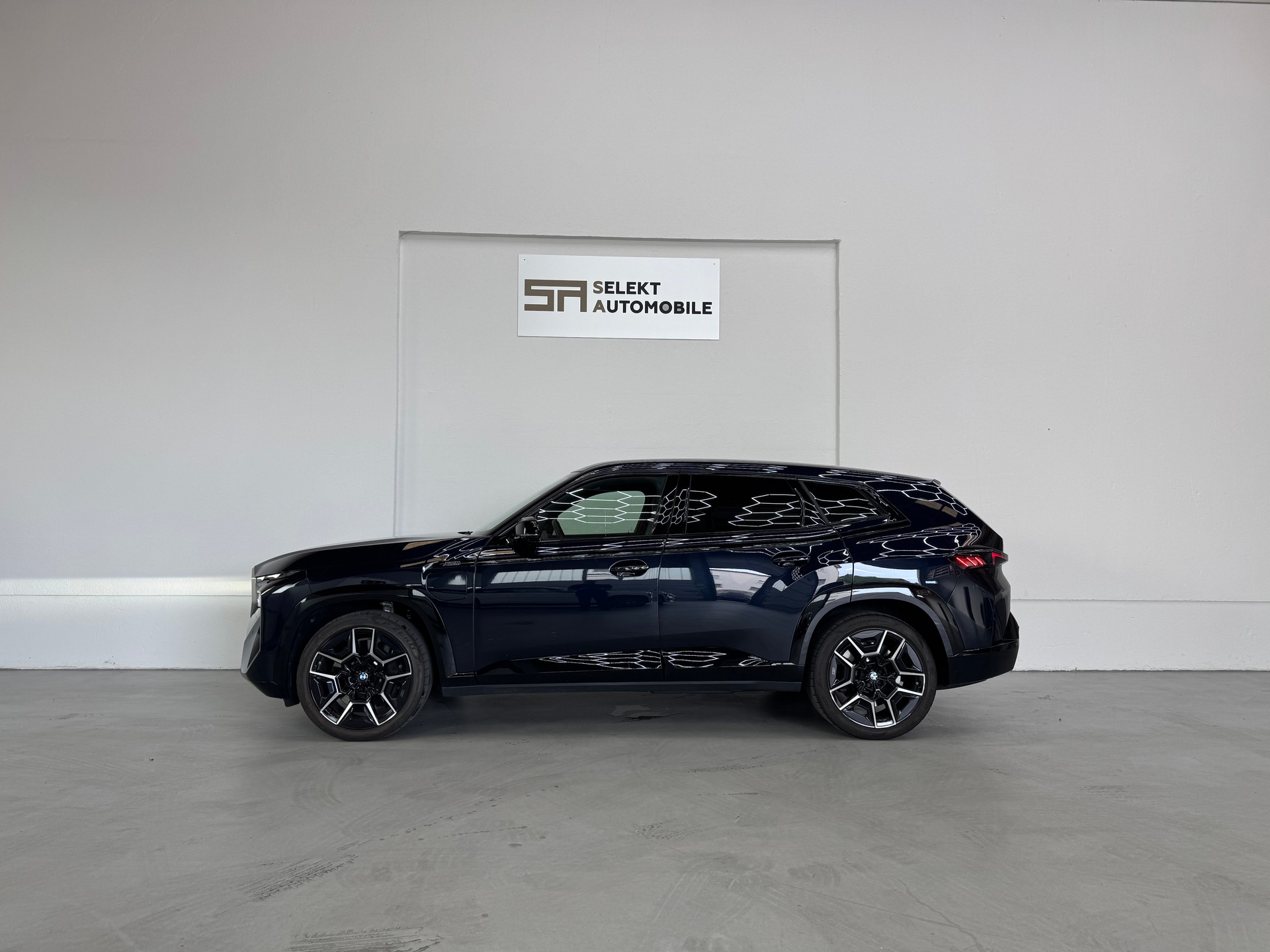 BMW XM xDrive 50e PHEV Steptronic-showroom-element-3