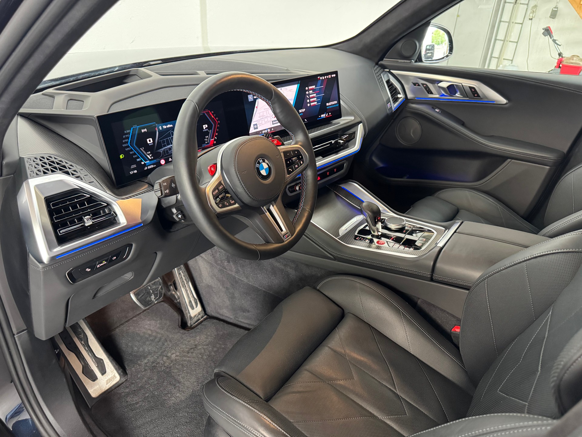 BMW XM xDrive 50e PHEV Steptronic-image-10