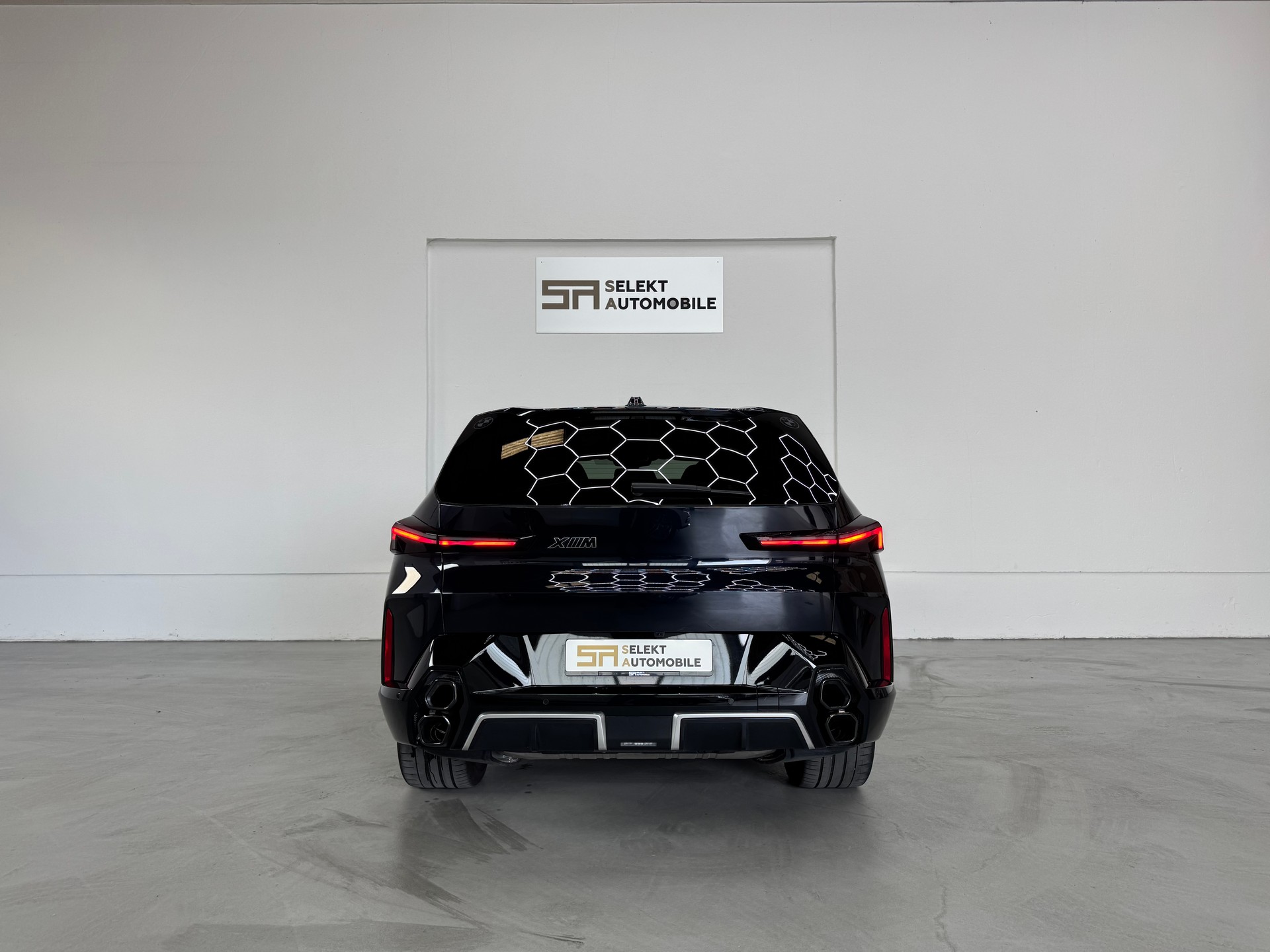 BMW XM xDrive 50e PHEV Steptronic-image-4