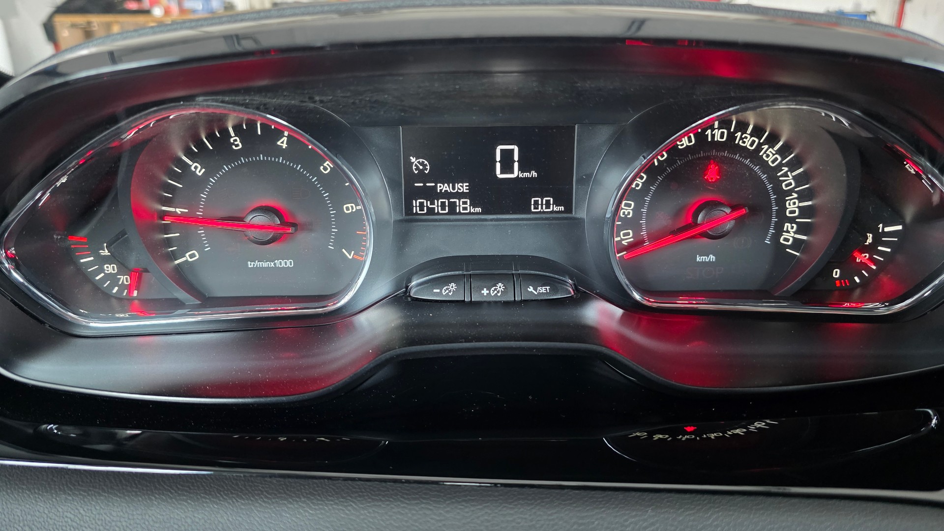 PEUGEOT 208 1.2 VTI Style-image-14