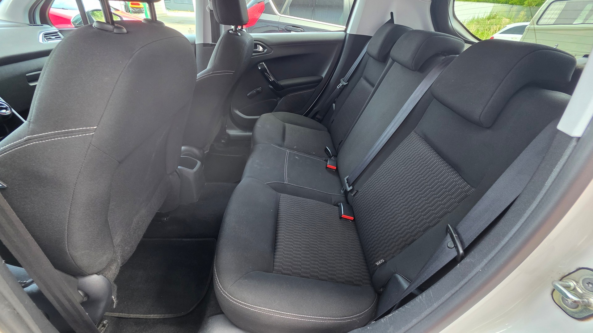 PEUGEOT 208 1.2 VTI Style-image-11
