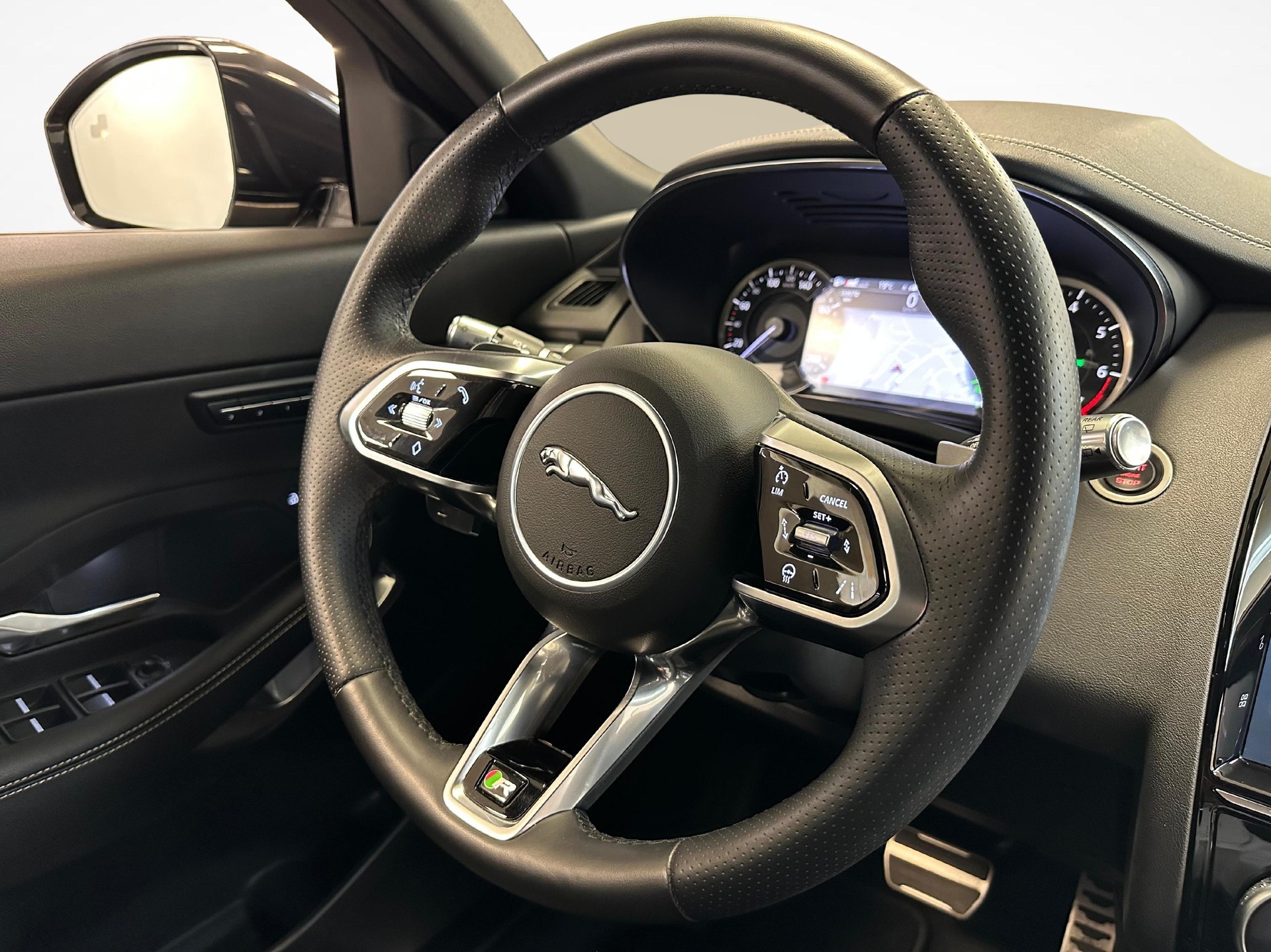 JAGUAR E-Pace 1.5 T 300e R-Dynamic S AWD-image-6