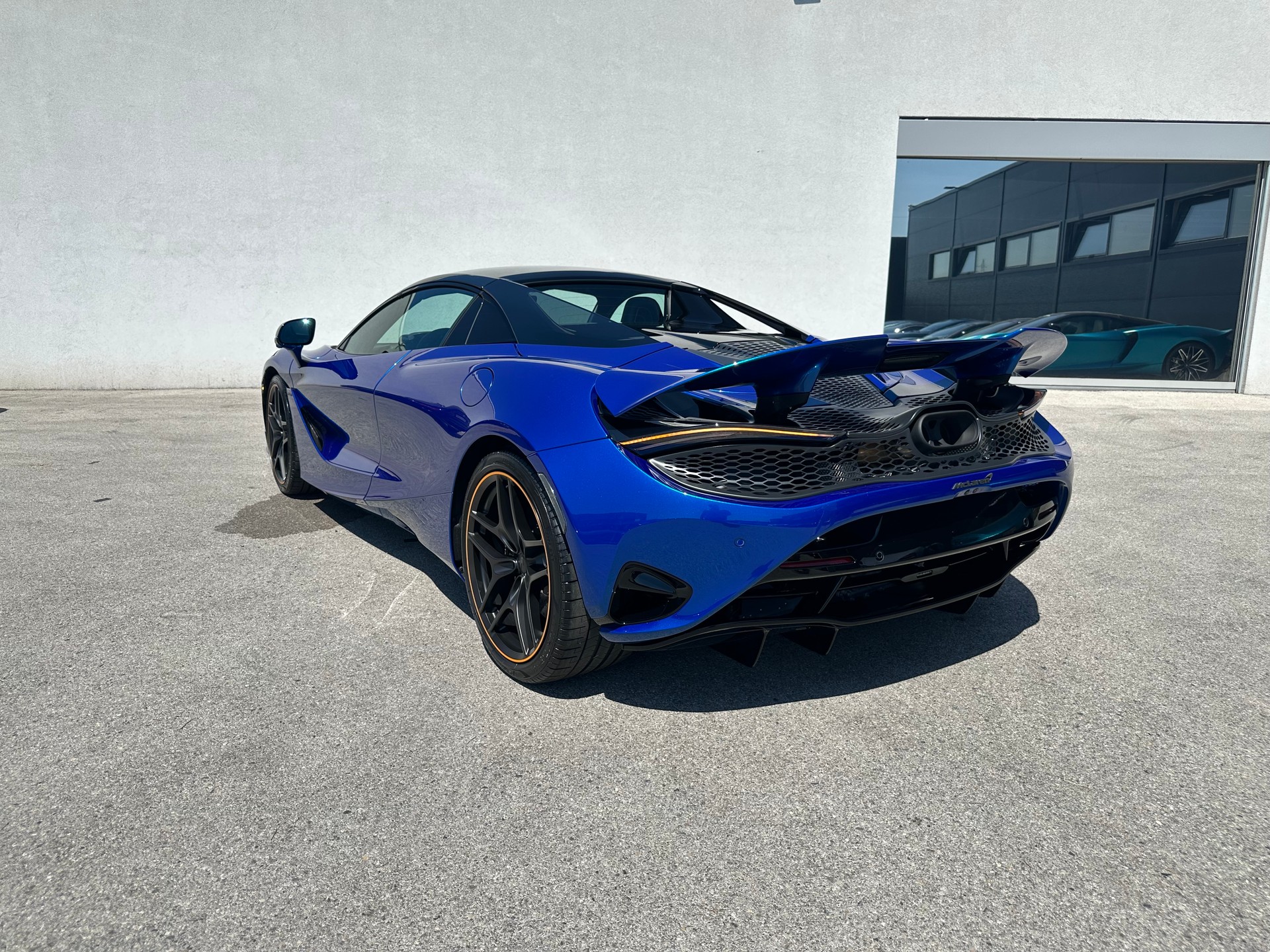 McLAREN 750S Spider-image-2
