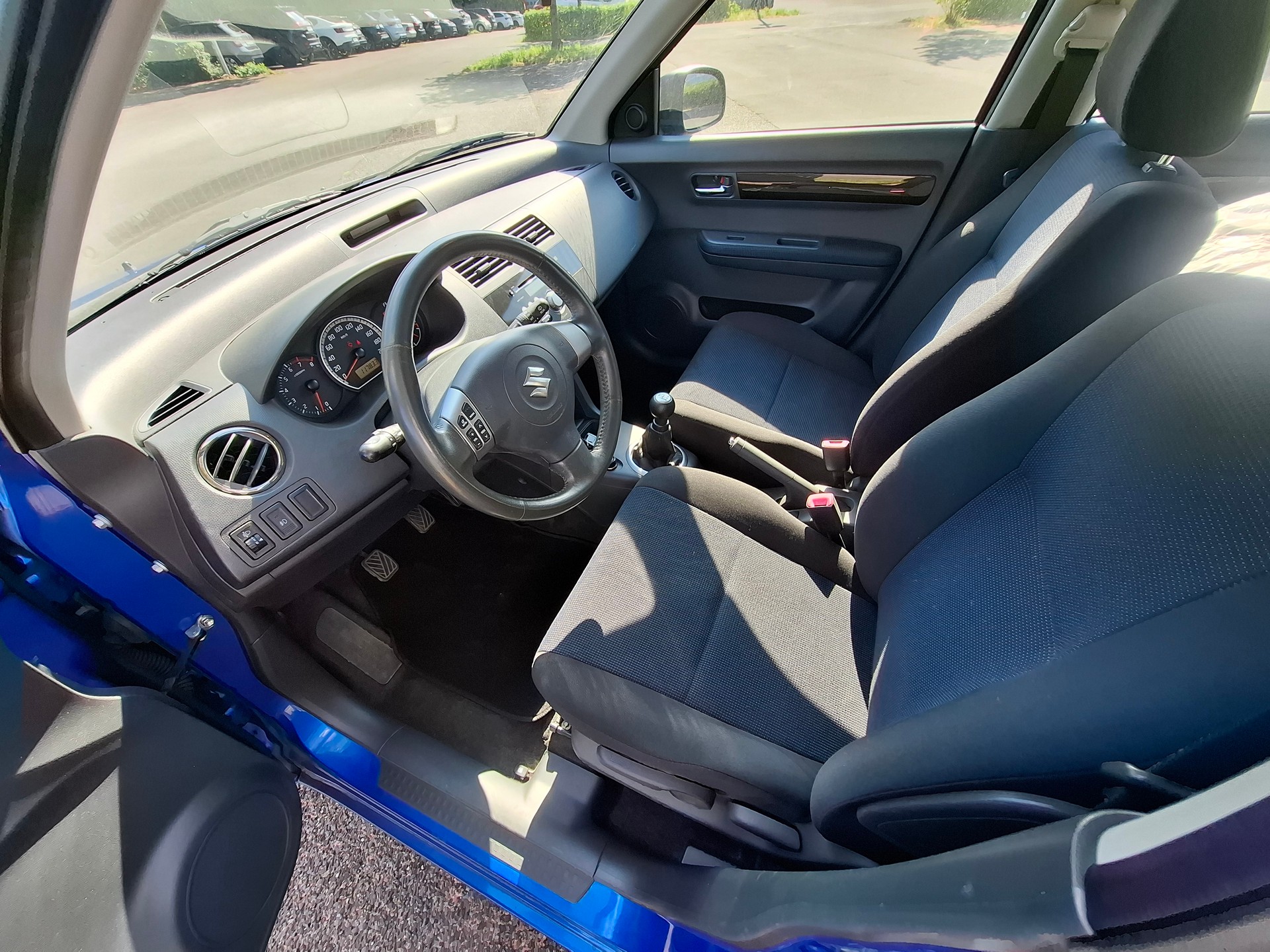 SUZUKI Swift 1.3i 16V GL 4x4-image-9