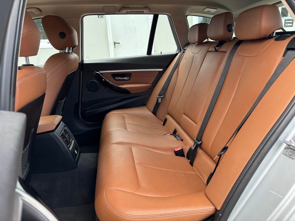 BMW 320i Touring Luxury Line Steptronic-image-13