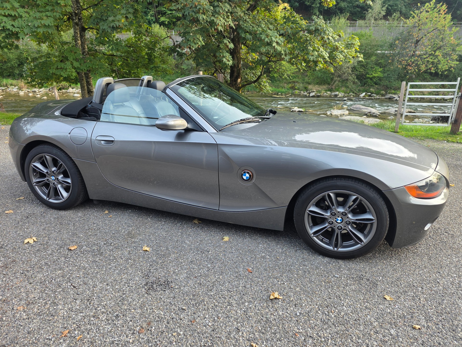 BMW Z4 2.5i Roadster-showroom-element-3