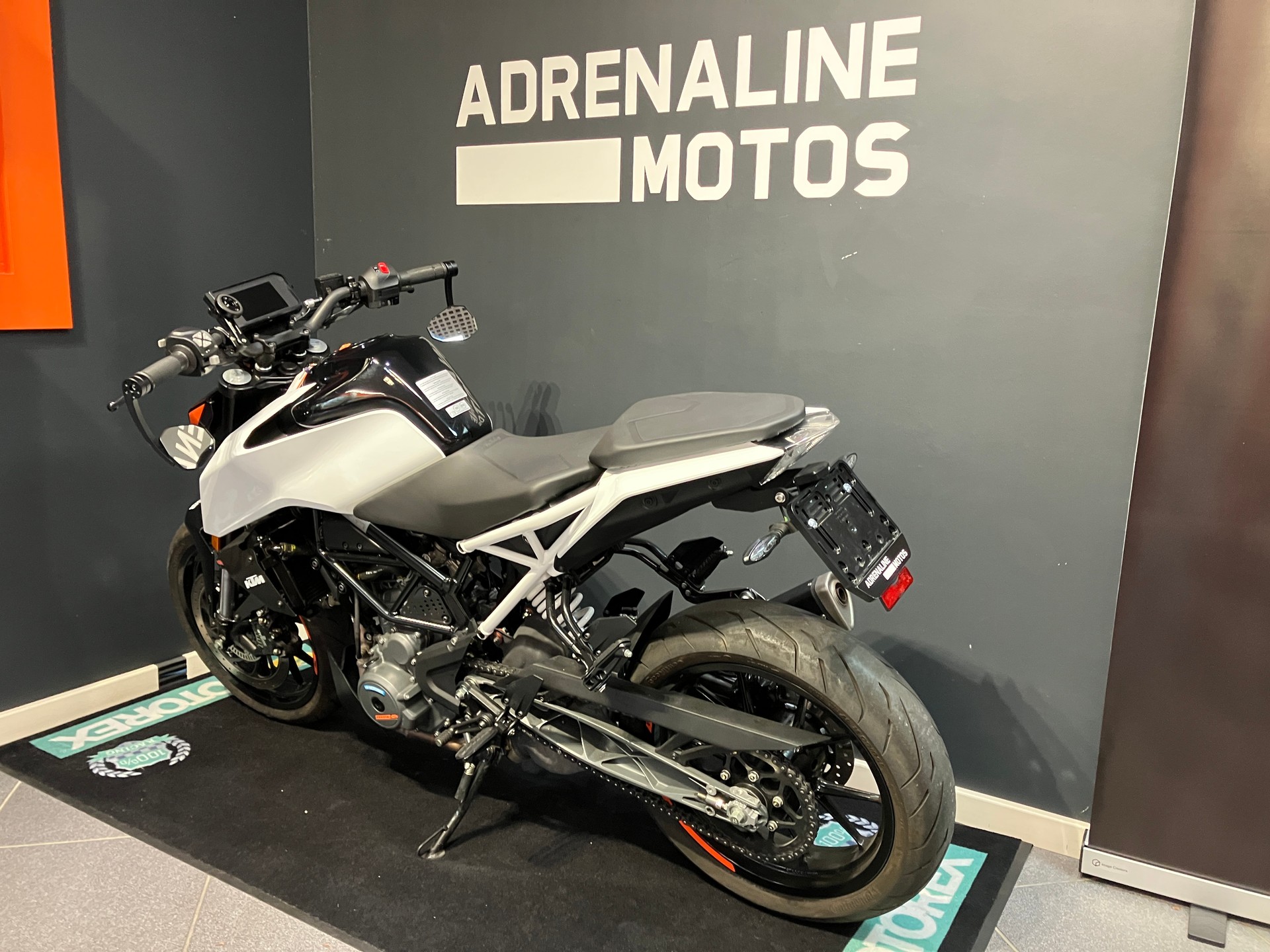 KTM 390 Duke-image-3