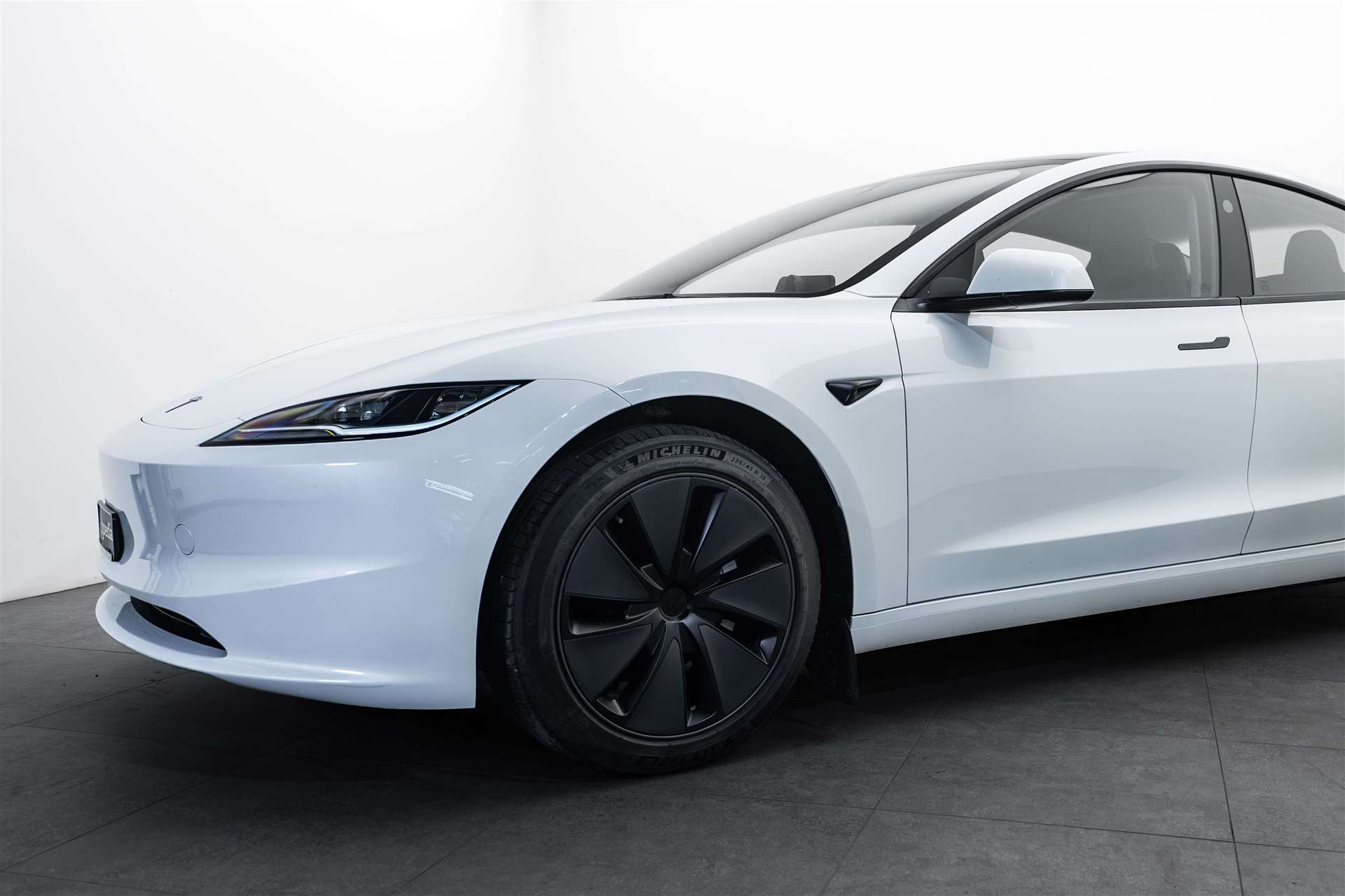TESLA Model 3 NEW Long Range Dual Motor AWD-showroom-element-1