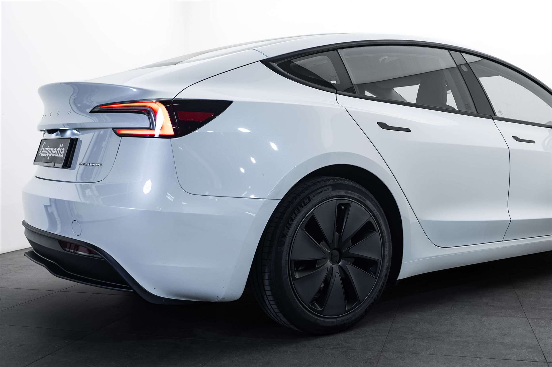 TESLA Model 3 NEW Long Range Dual Motor AWD-showroom-element-3