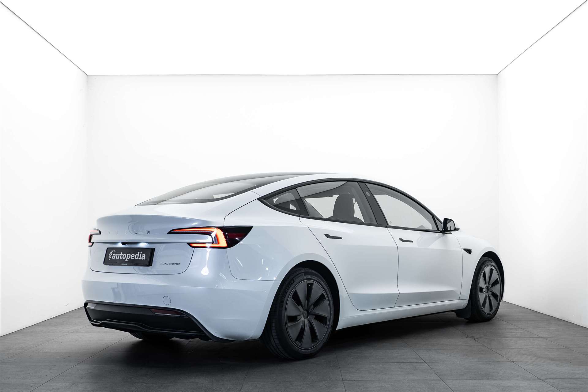 TESLA Model 3 NEW Long Range Dual Motor AWD-showroom-element-2