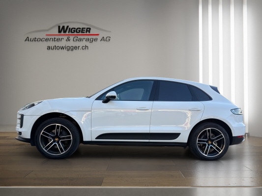 PORSCHE Macan PDK-showroom-element-1