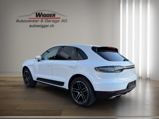 PORSCHE Macan PDK-showroom-element-2