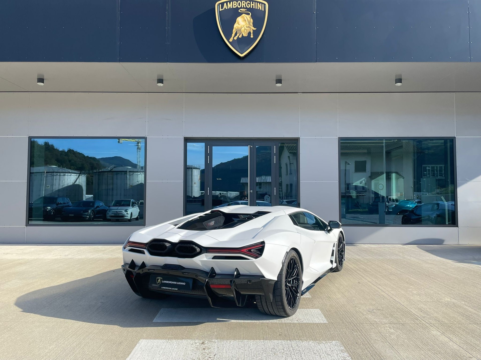 LAMBORGHINI Revuelto - Auto CH - Bianco Phanes Matt - Lamborghini Lugano-image-5