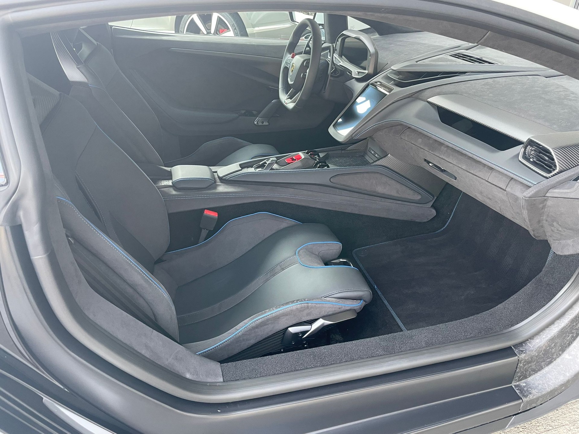 LAMBORGHINI Revuelto - Auto CH - Bianco Phanes Matt - Lamborghini Lugano-image-12