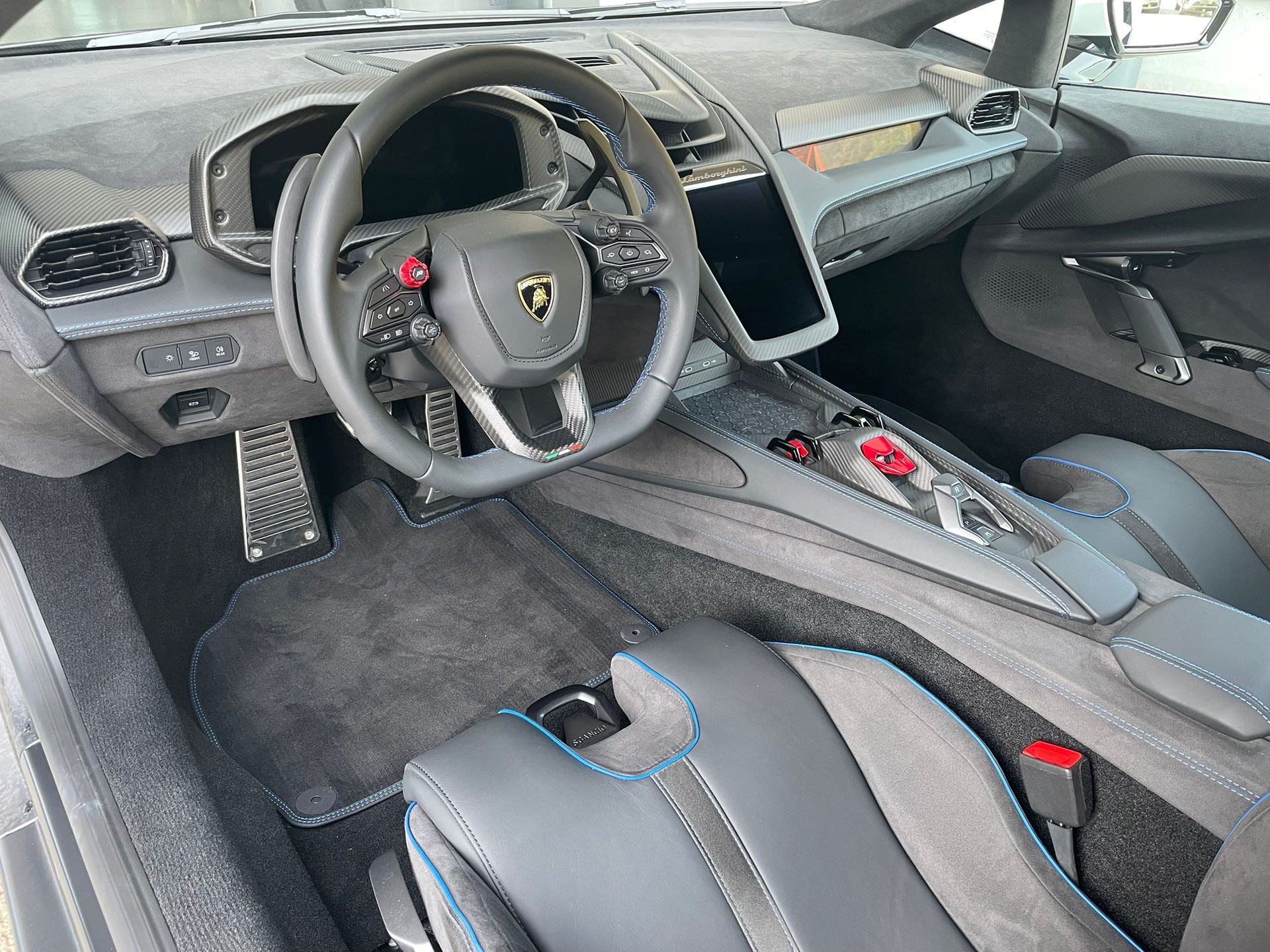 LAMBORGHINI Revuelto - Auto CH - Bianco Phanes Matt - Lamborghini Lugano-image-13
