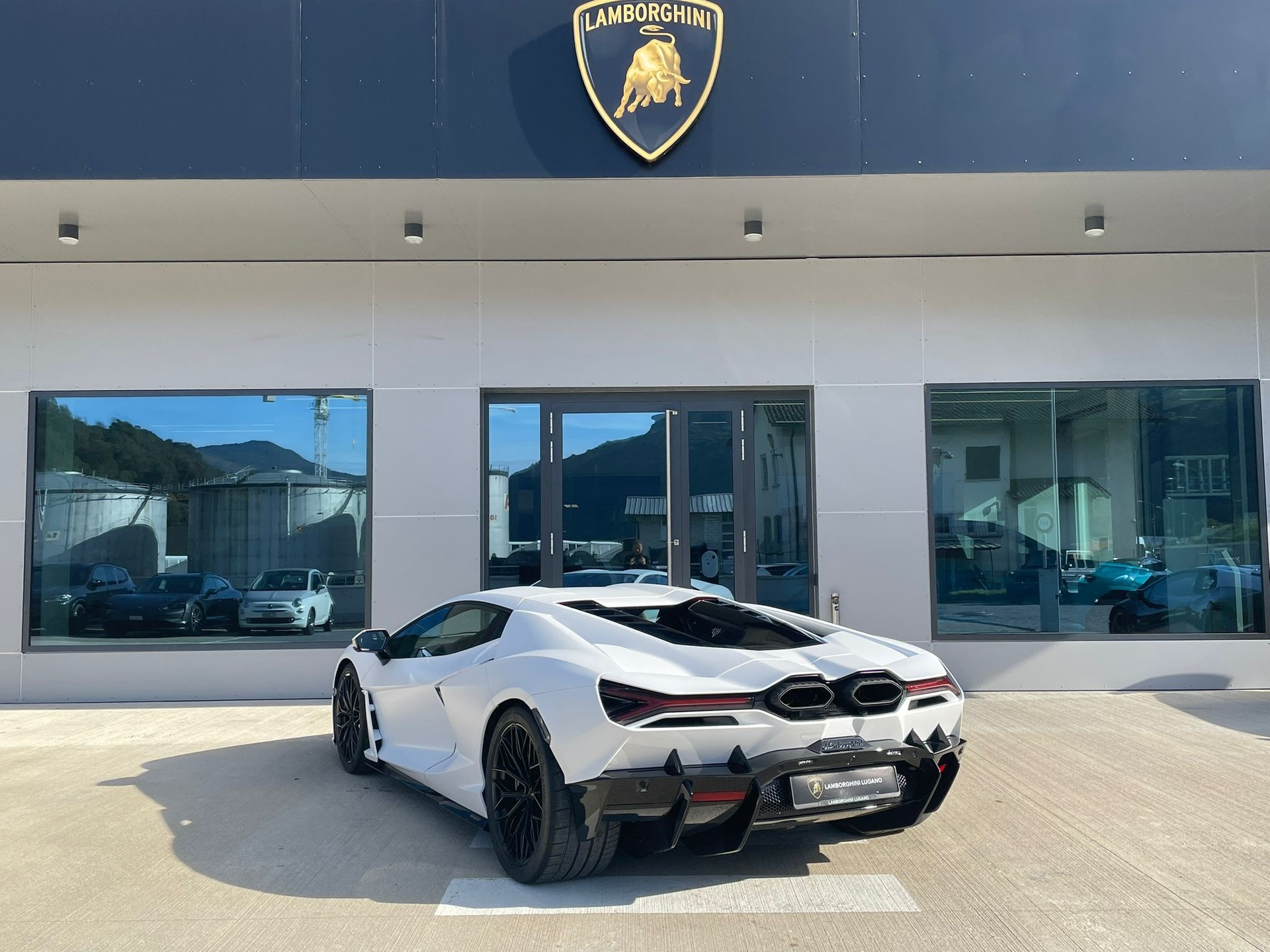 LAMBORGHINI Revuelto - Auto CH - Bianco Phanes Matt - Lamborghini Lugano-showroom-element-3