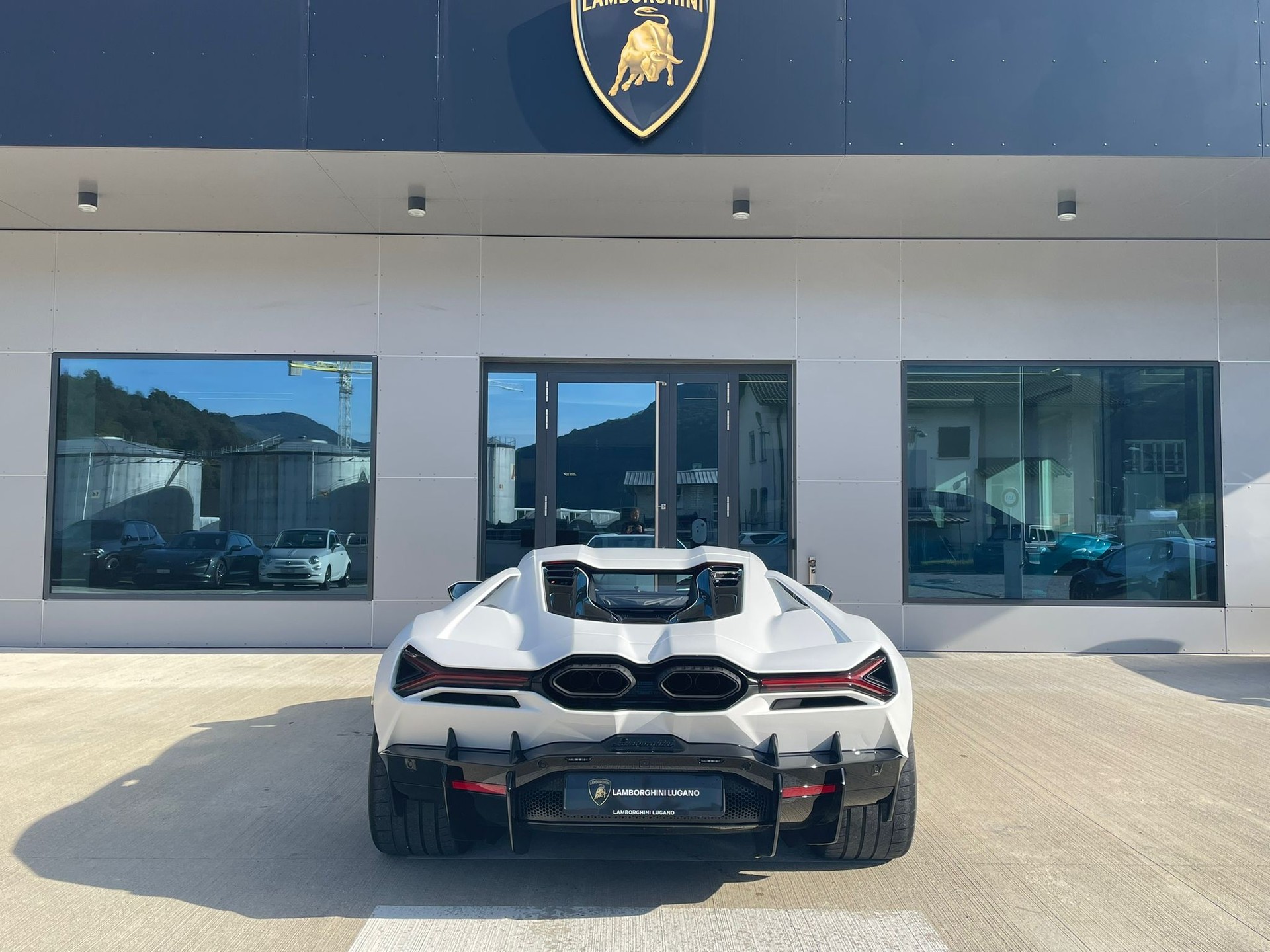 LAMBORGHINI Revuelto - Auto CH - Bianco Phanes Matt - Lamborghini Lugano-image-4