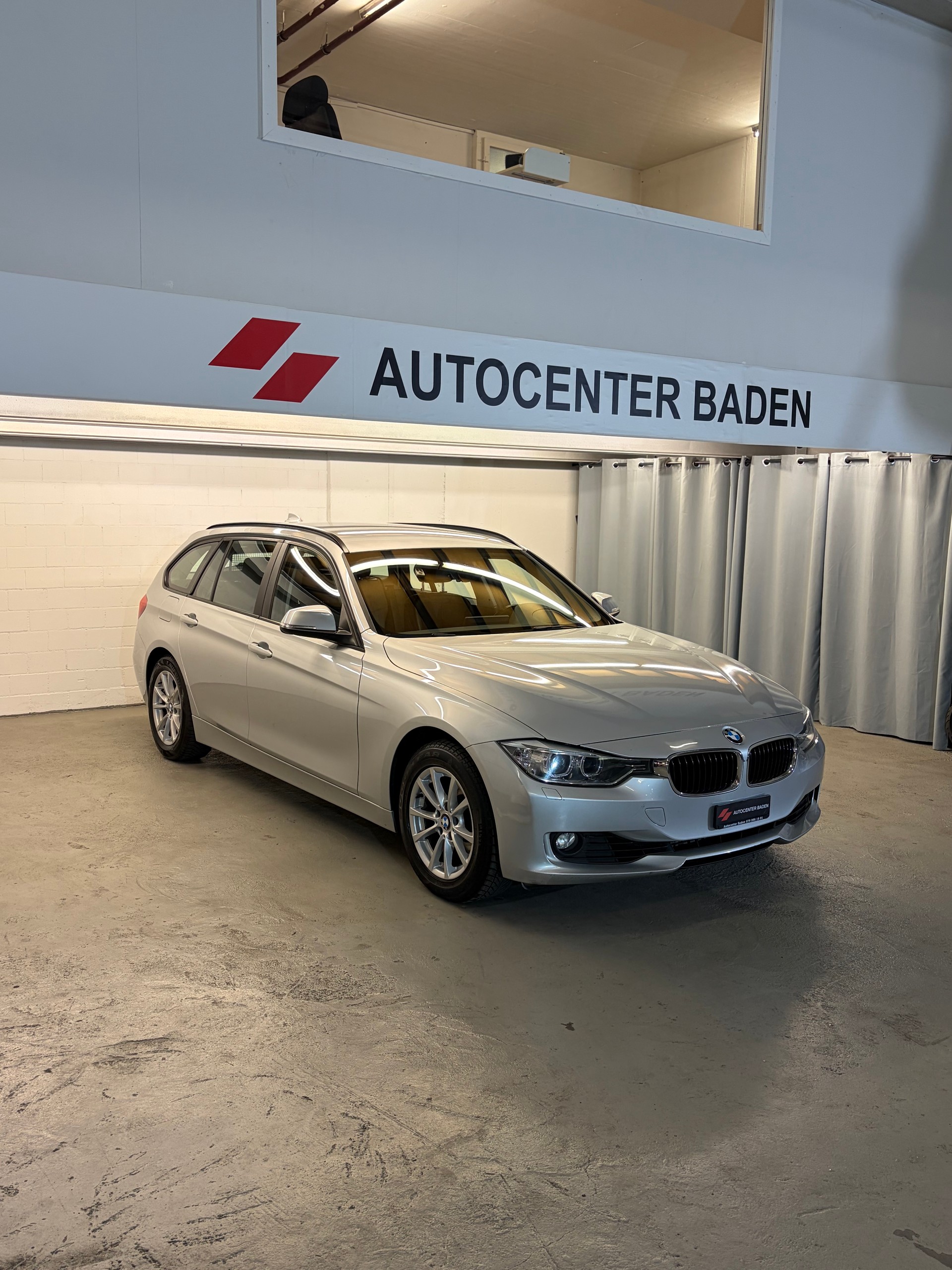 BMW 320i Touring Steptronic-showroom-element-2