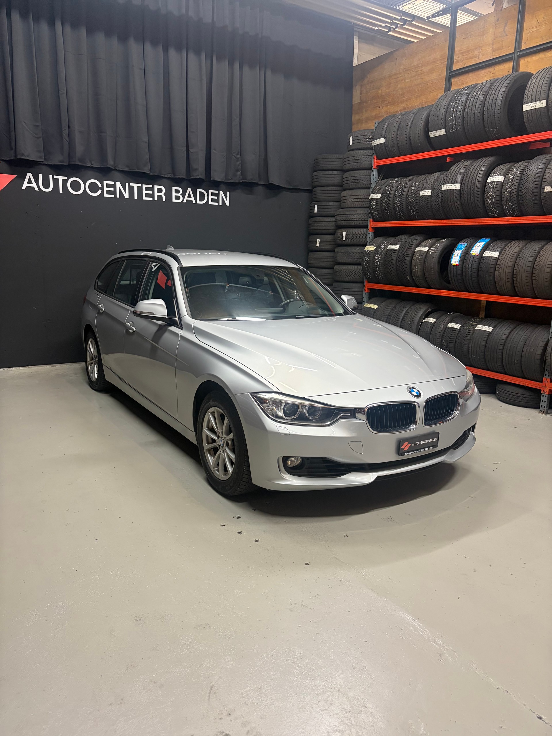 BMW 320i Touring Steptronic-showroom-element-3