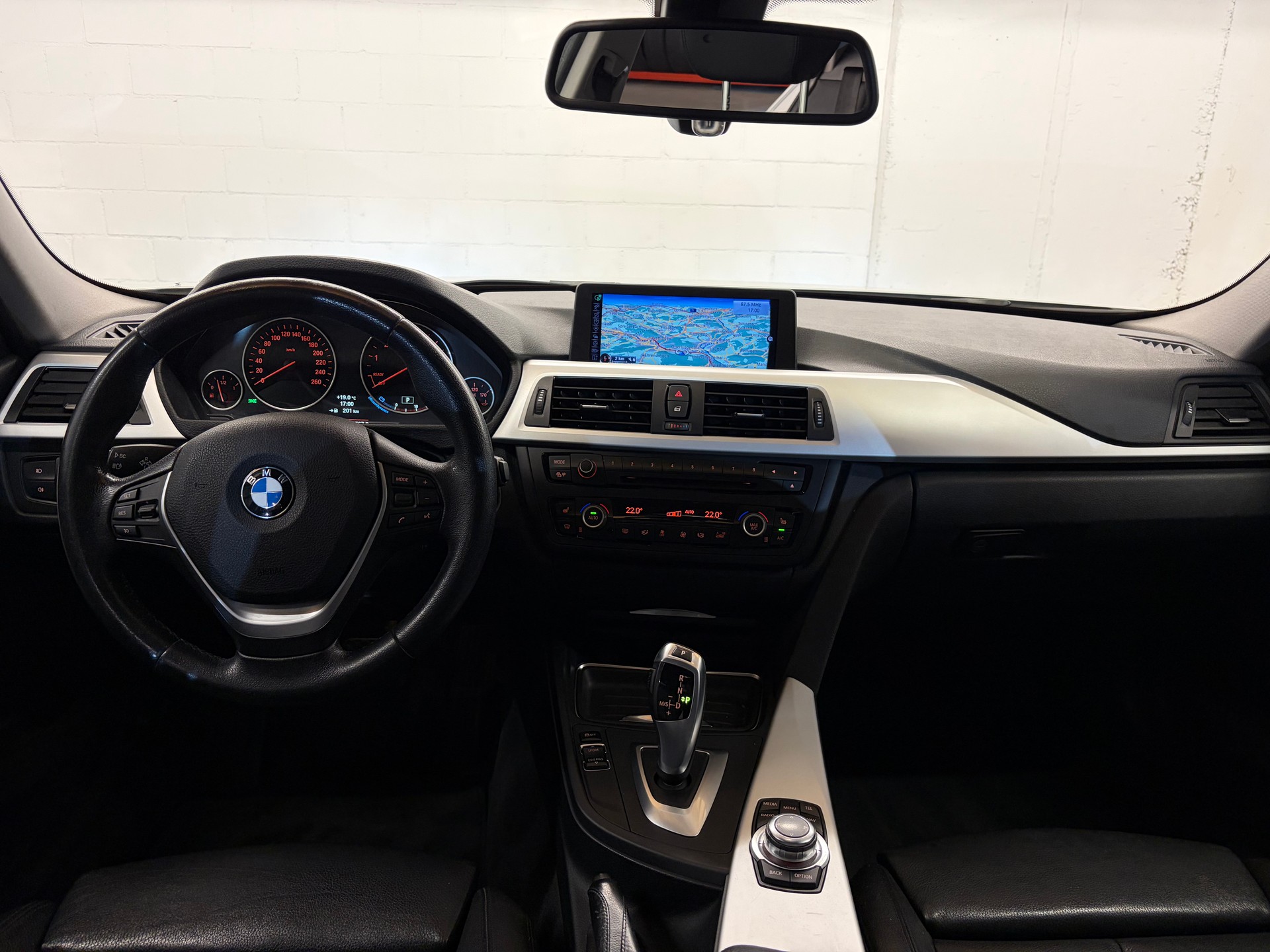 BMW 320i Touring Steptronic-image-7