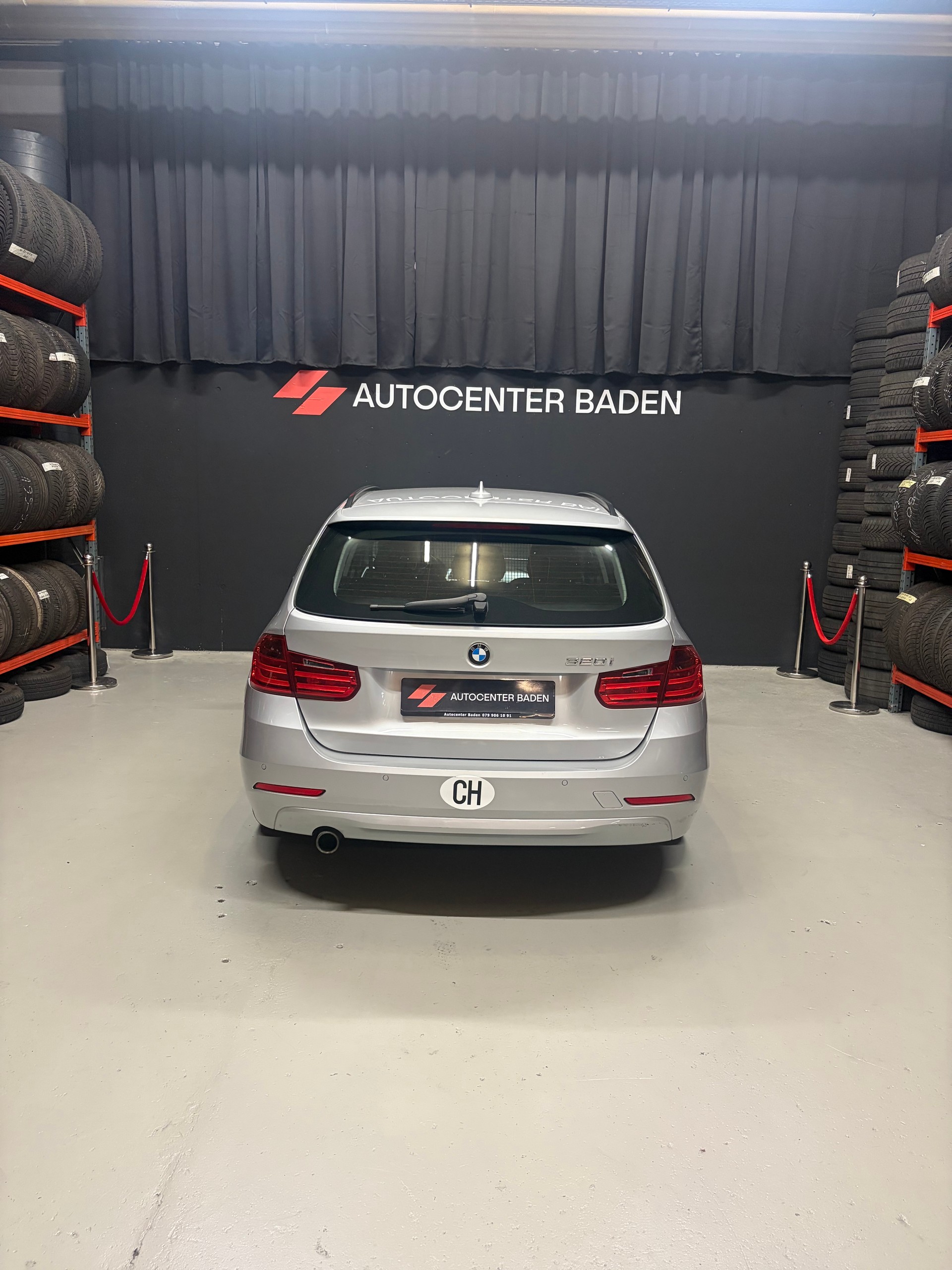 BMW 320i Touring Steptronic-image-5