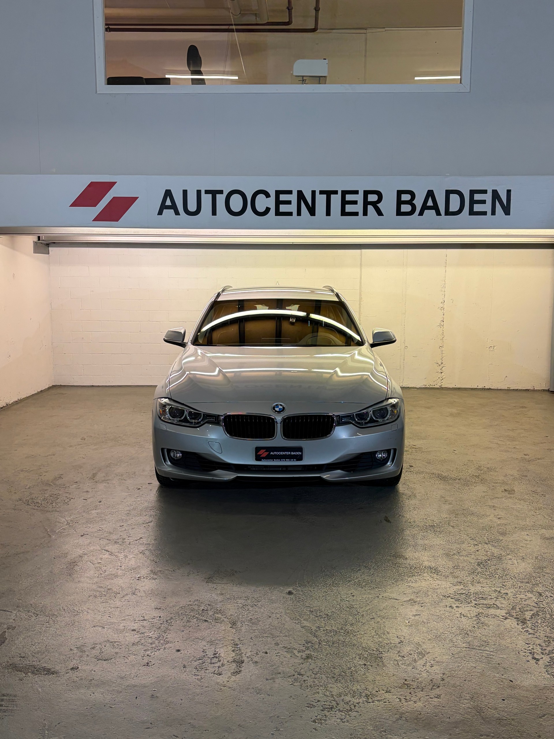 BMW 320i Touring Steptronic-showroom-element-1