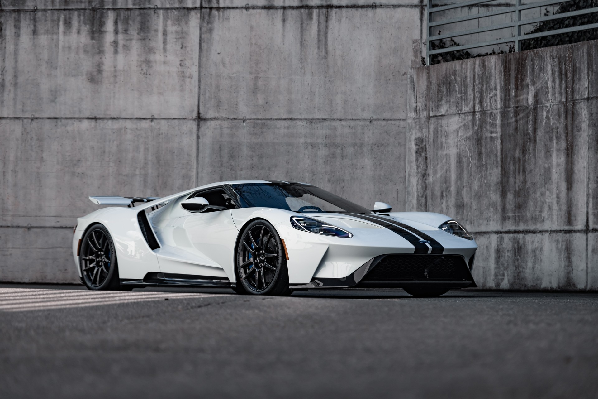 FORD Carbon Series-showroom-element-2