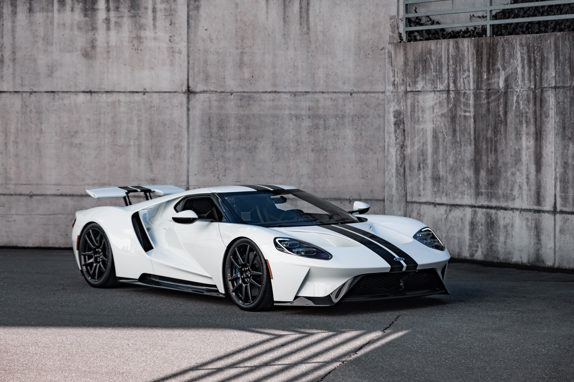 FORD Carbon Series-showroom-element-1