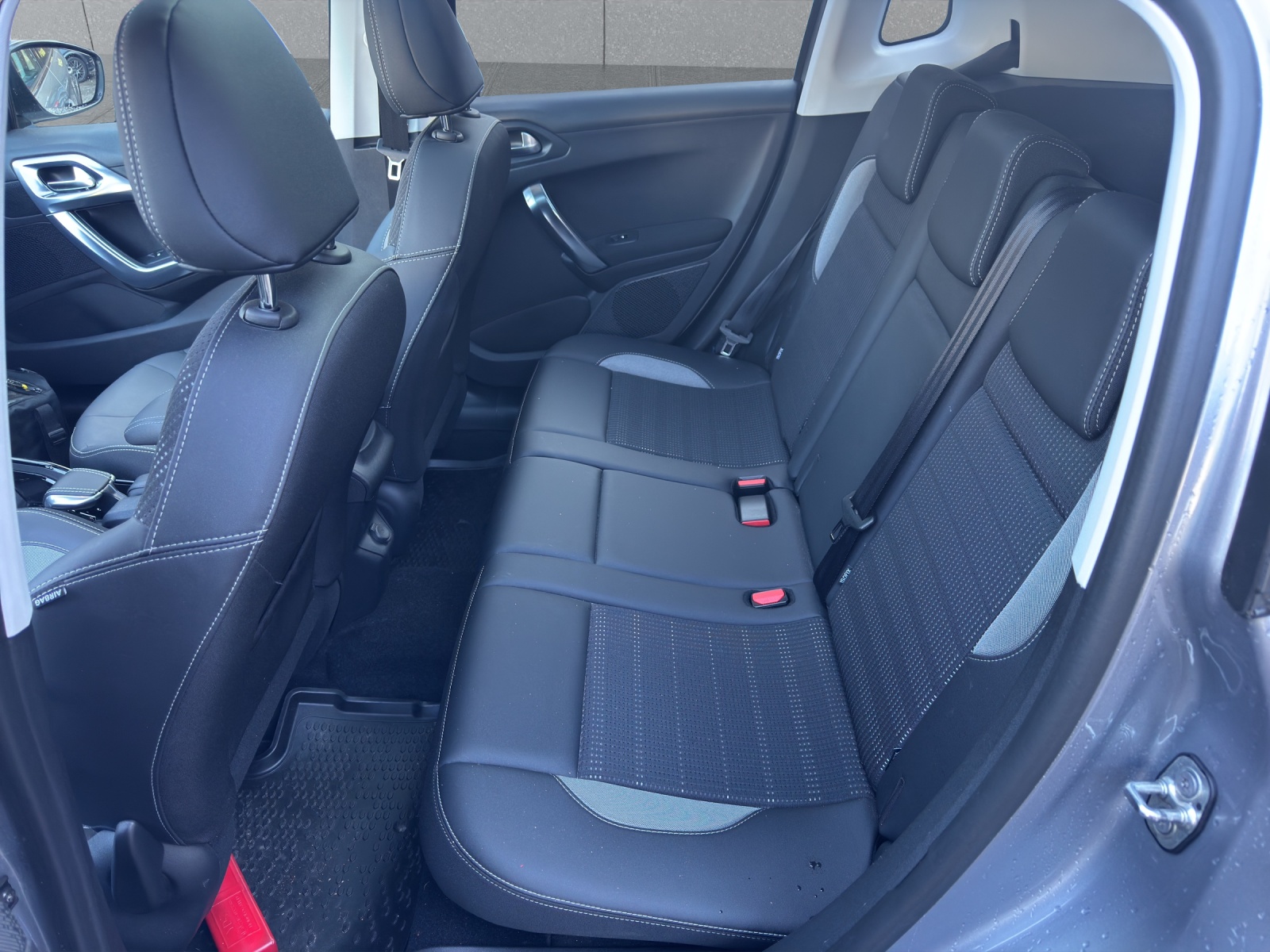 PEUGEOT 2008 1.2 PureTech Active EAT6-image-7