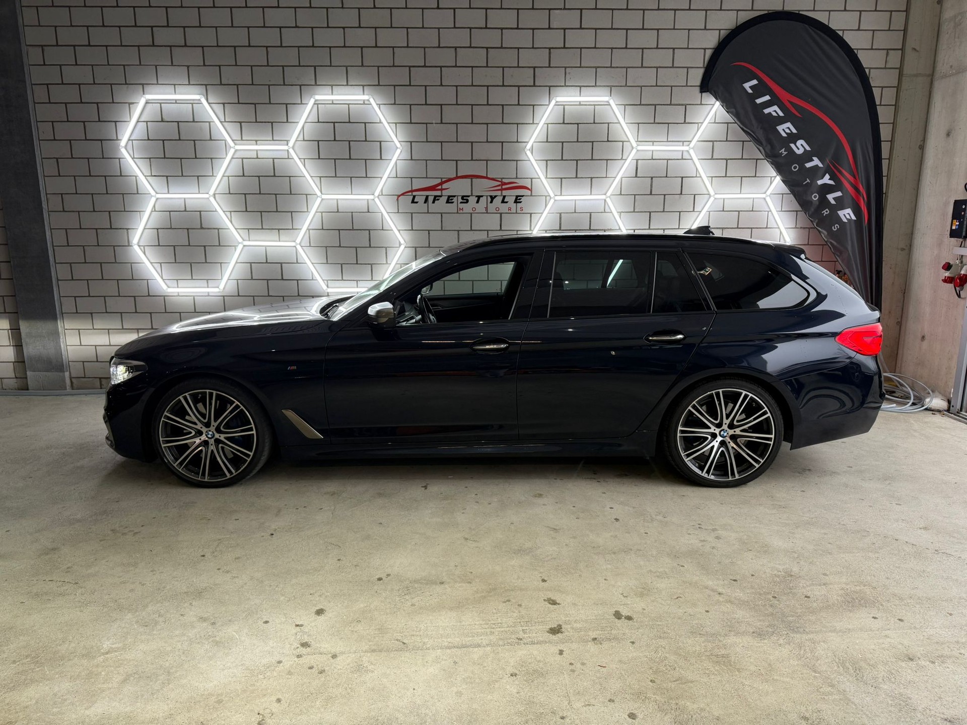 BMW M550d xDrive Touring Steptronic-image-1