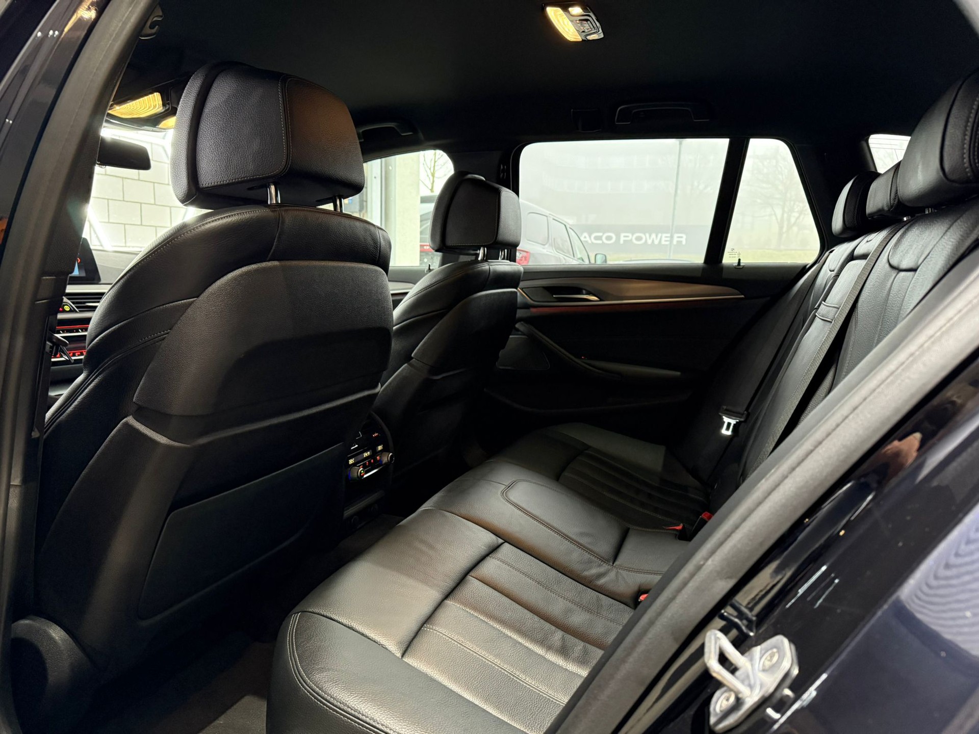 BMW M550d xDrive Touring Steptronic-image-11
