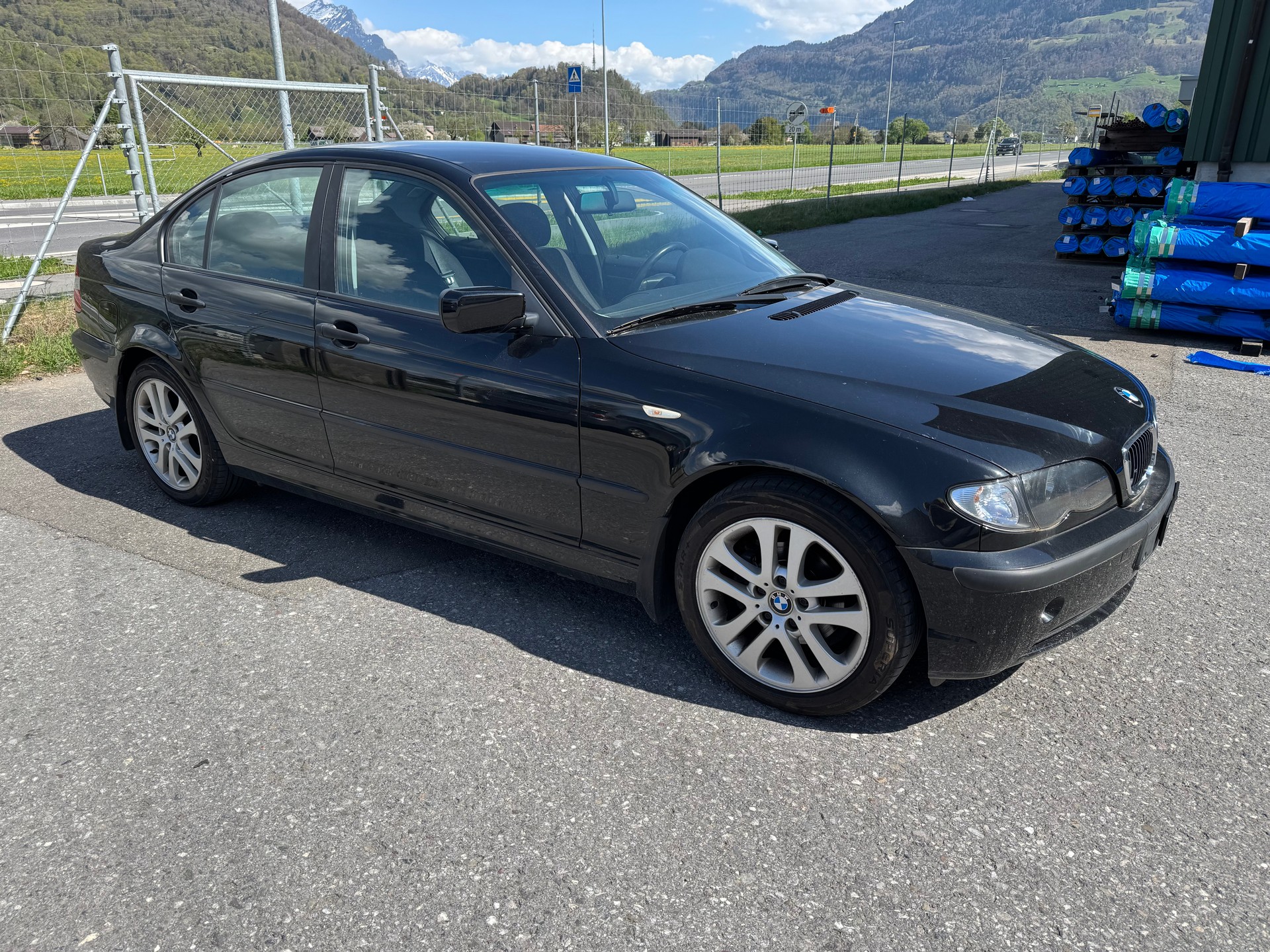 BMW 318i-image-2