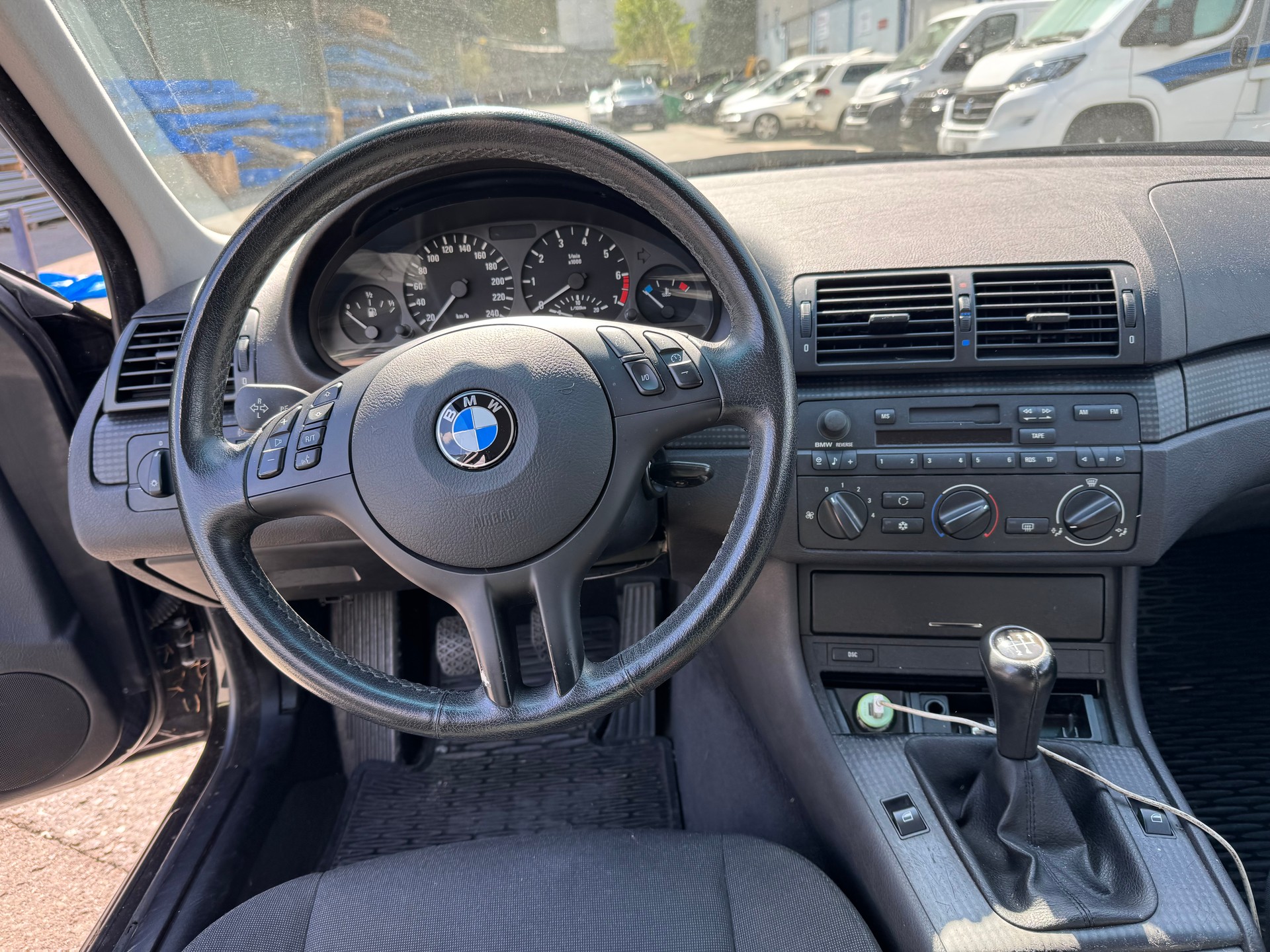 BMW 318i-image-6