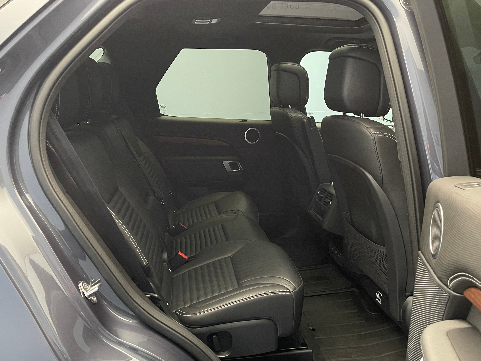 LAND ROVER Discovery 3.0 D I6 250 Dynamic SE-image-9