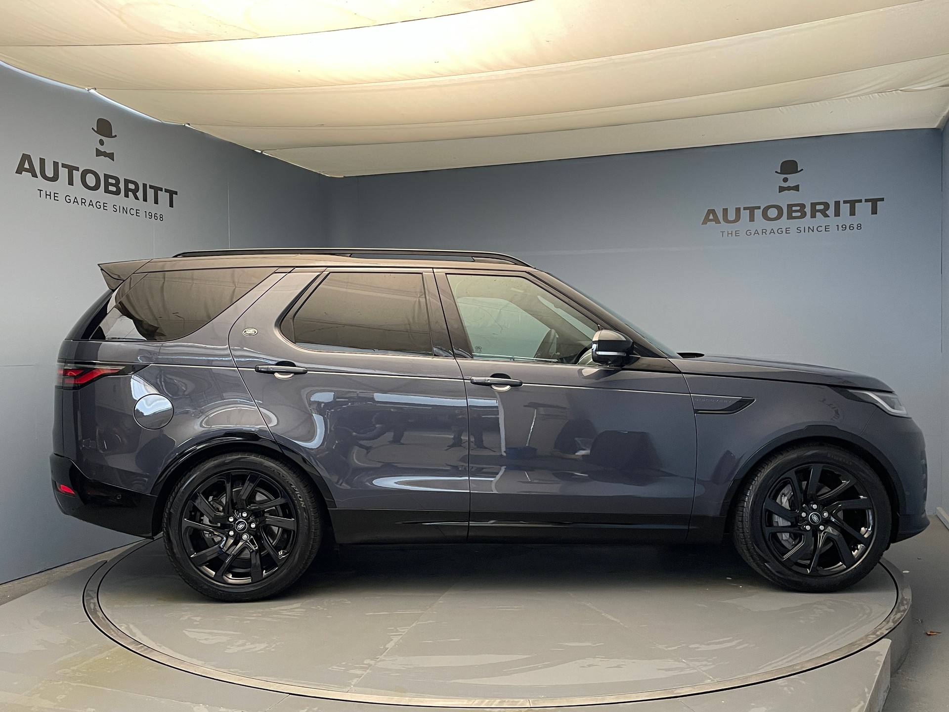 LAND ROVER Discovery 3.0 D I6 250 Dynamic SE-showroom-element-2