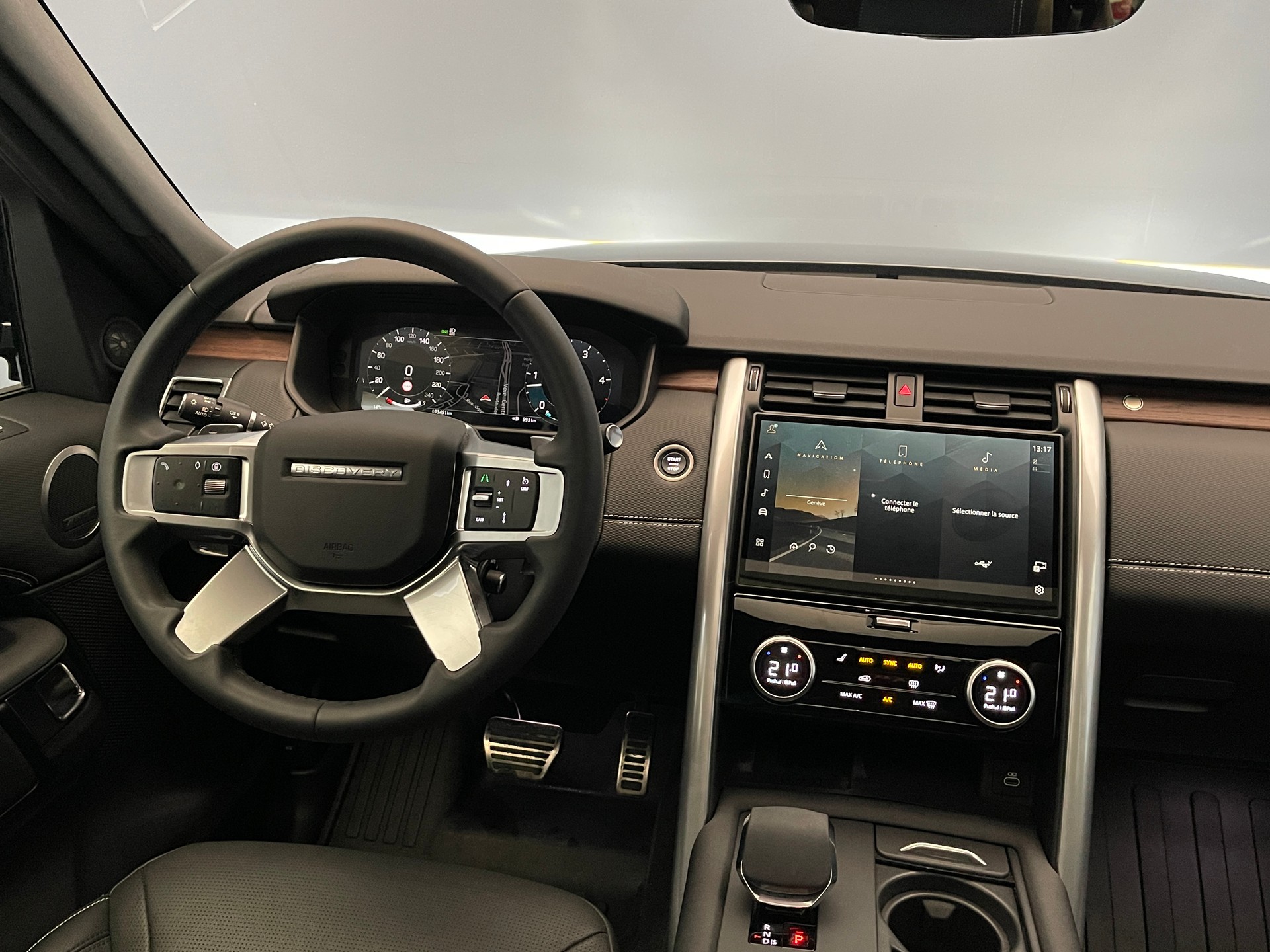 LAND ROVER Discovery 3.0 D I6 250 Dynamic SE-image-6